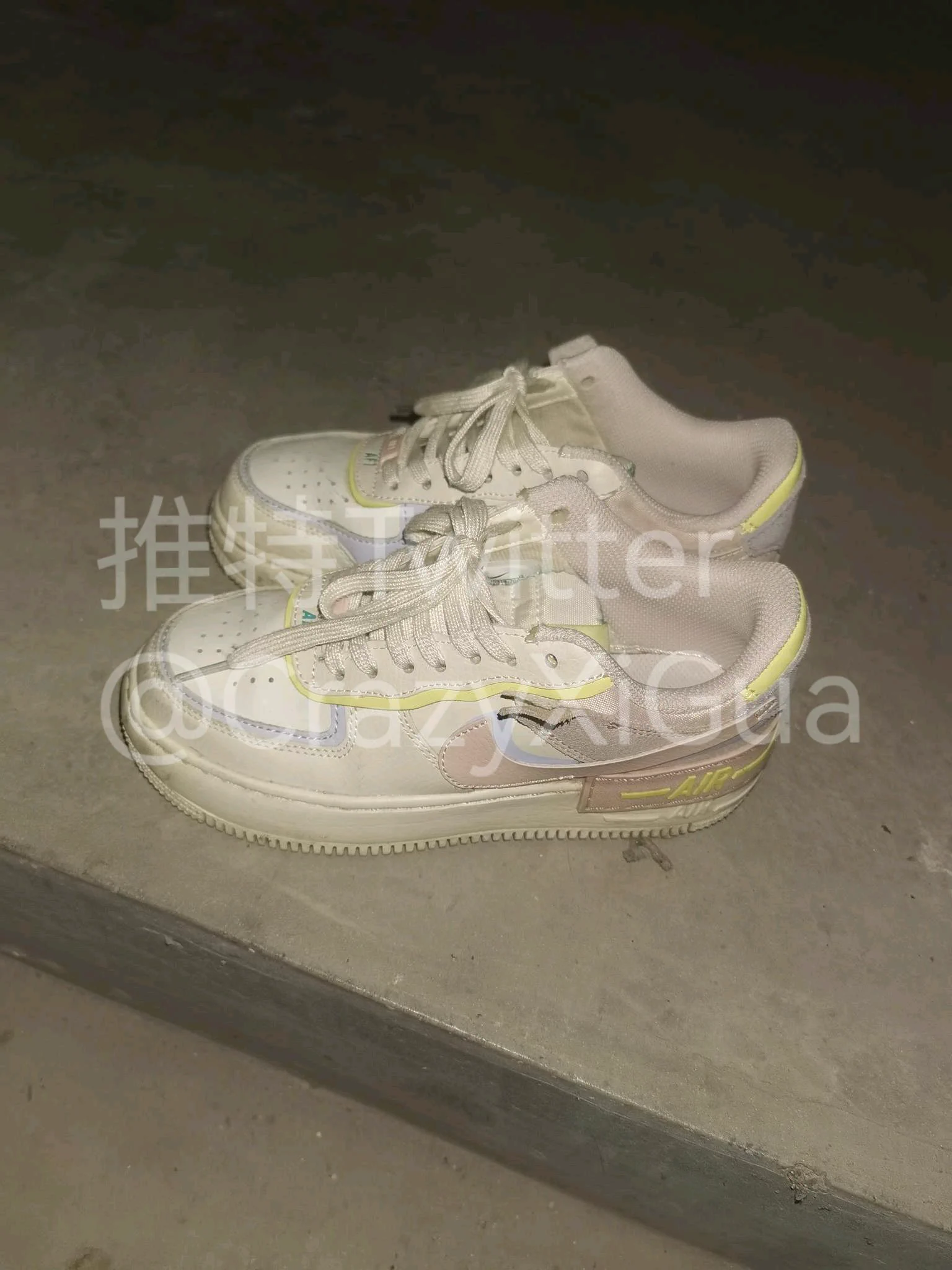 把玩小姐姐的Air Force 1马卡龙，门口的鞋架眼花缭乱，最后相中这双马卡龙，拿到楼道把玩，鞋子里还有淡淡的清香！射图稍后奉上！#玩鞋 https://t.co/T01Htk0PGZ