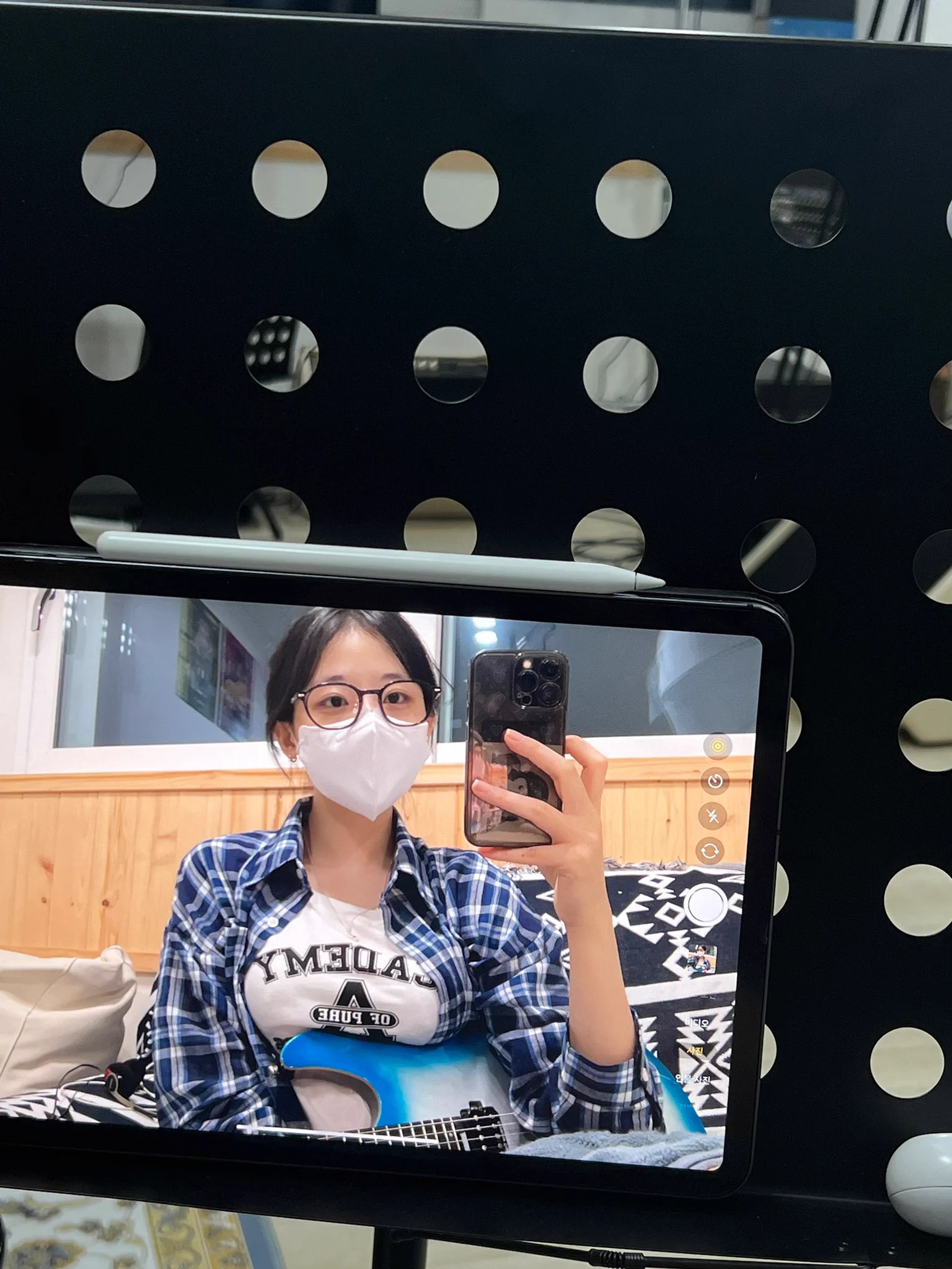 I am practicing guitar these days,,I’ll post my cosplay pic soon!!!! https://t.co/UBDXPBpO85