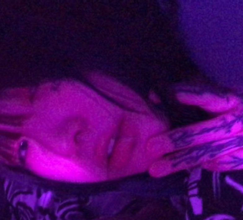 此时的我是一本三流的低俗小说。泛黄褶皱的纸上，刻满了我的贫瘠与刻薄。我正在遭受践踏，赤热的山火正向我焚来。痛斥着每一页的败点和晦涩。你我都要化成灰，才算尽兴。 https://t.co/dFgU1IcFKd