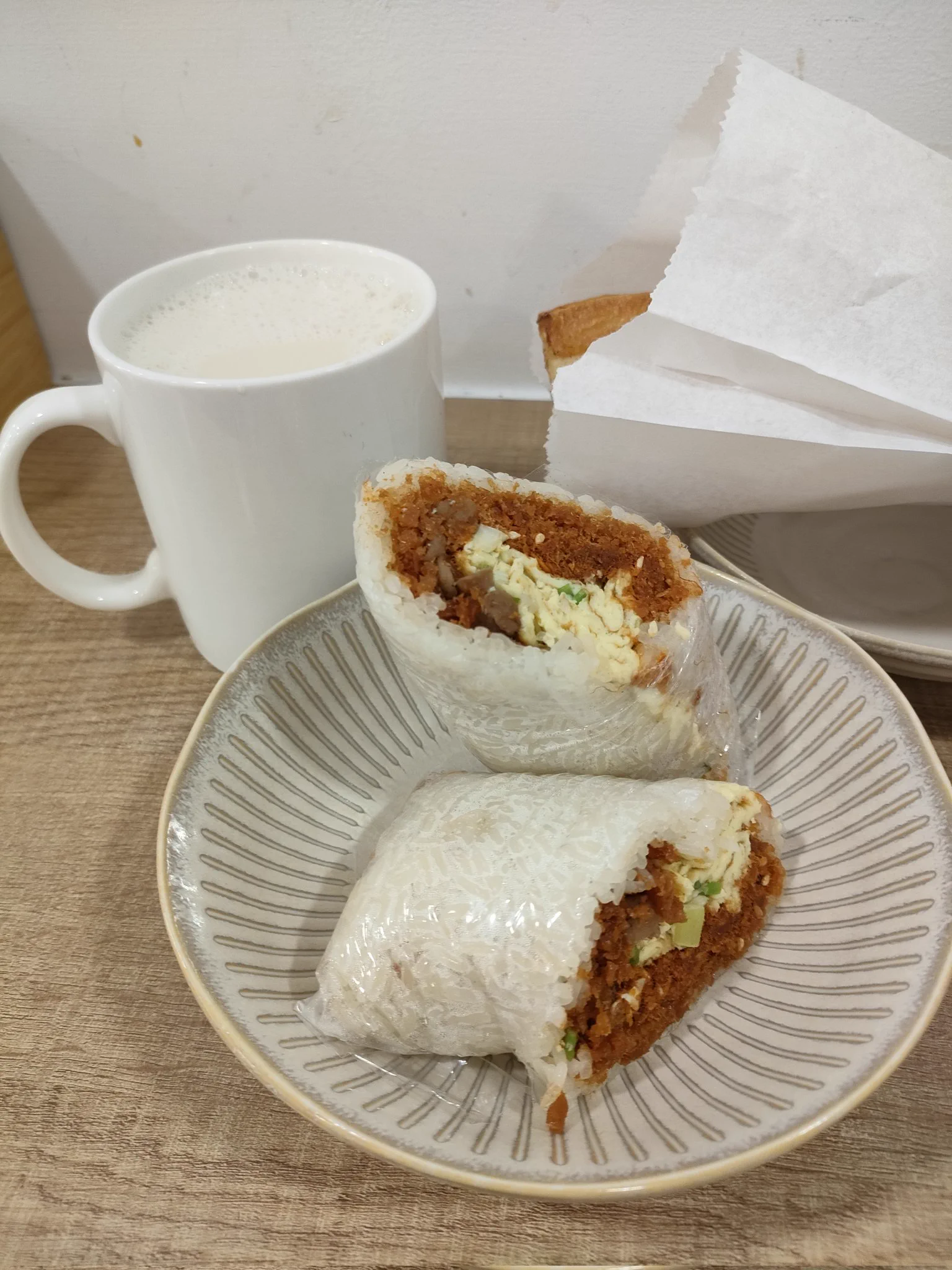 好文青的豆漿店🤤#雷雨又來了#飯糰吃不完#愛上吃油條 https://t.co/mGtKVqfQTX