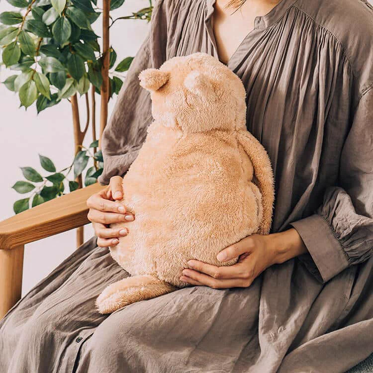【🐈】繰り返し使える「蓄熱式 ねこ湯たんぽ」21日より登場https://t.co/mswKNqVWhZふわっとした手触りと本物の「ねこ」のようなぬくもりで、熱くなりすぎず冷めにくく、繰り返し使用可能。電気で発熱および蓄熱させる仕組みとなっている。カラーはブラウン、グレーの2色。 https://t.co/VfJLZhKyAs