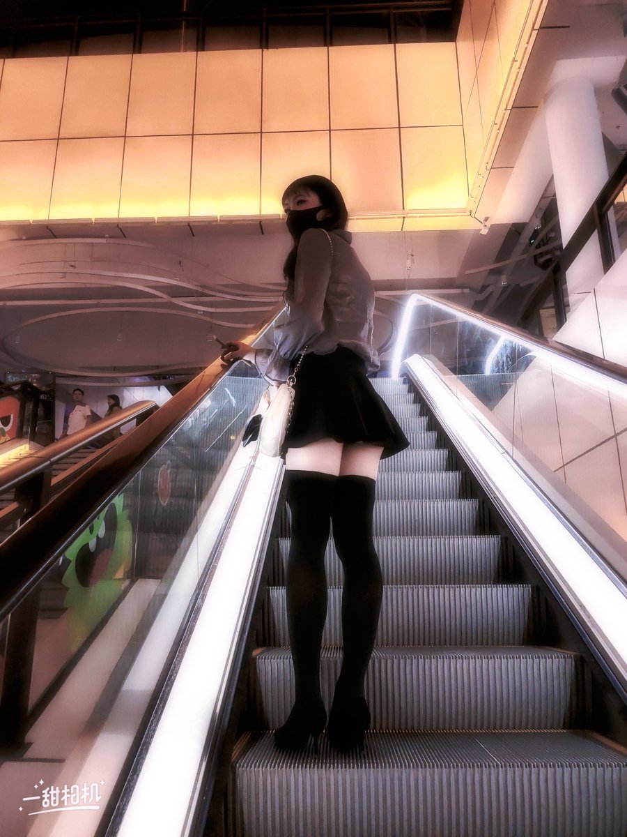 事实证明，即使是这么短的裙子，在电梯下面往上看也还是看不到裙底的~除非我主动掀起来~ https://t.co/1LRDPCQxhW