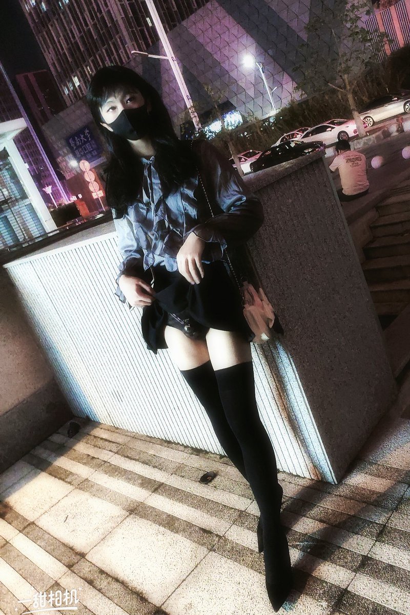 事实证明，即使是这么短的裙子，在电梯下面往上看也还是看不到裙底的~除非我主动掀起来~ https://t.co/1LRDPCQxhW