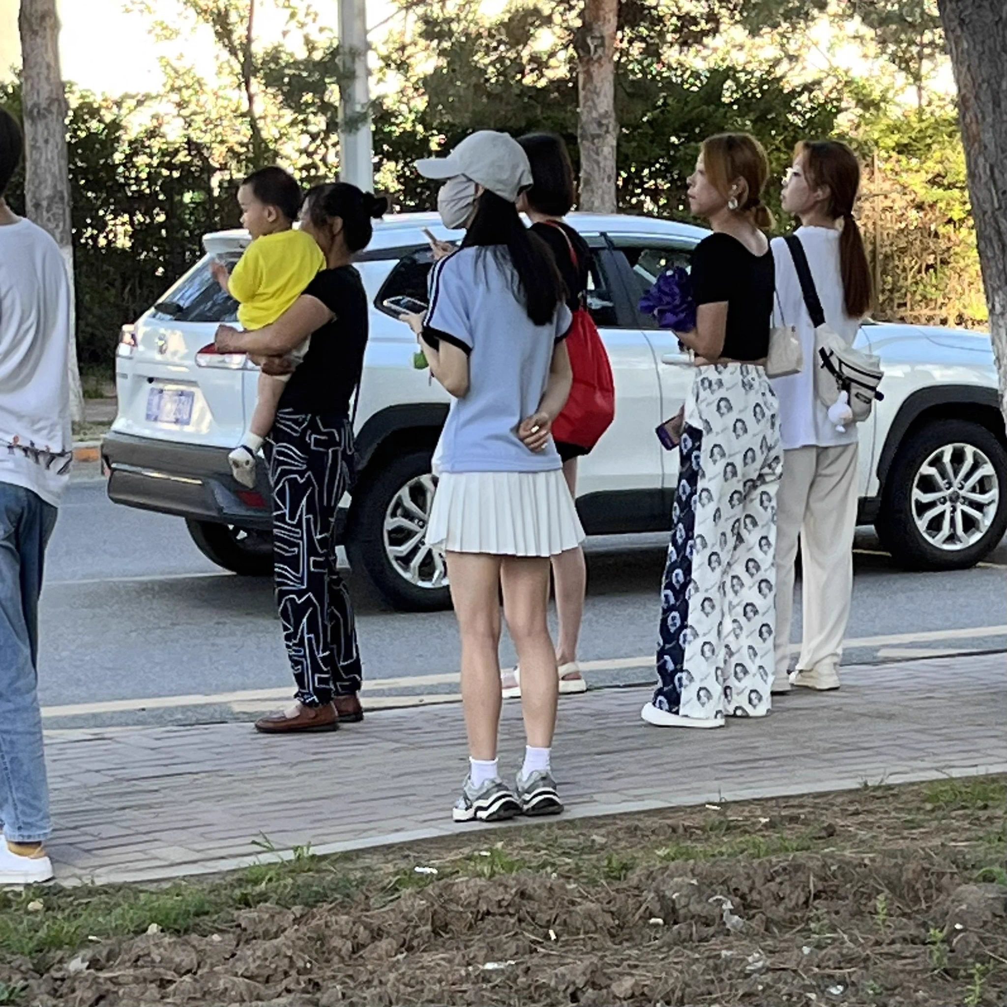 图123: 等公车的百折裙和细腿白袜。就是重伪装实在是强。万一是恐龙也不一定。不过白袜直接漂亮。现在没开学货源上不来。希望大家也多拍些身边的好风景。图4:开车路过一个大学，看到白袜妹从眼前一晃。随即下车去说明来意要袜，说话间女孩大眼睛和170以上的身高让人感觉很特别。但时间太晚，要袜失败 https://t.co/J3CCfcRHEb