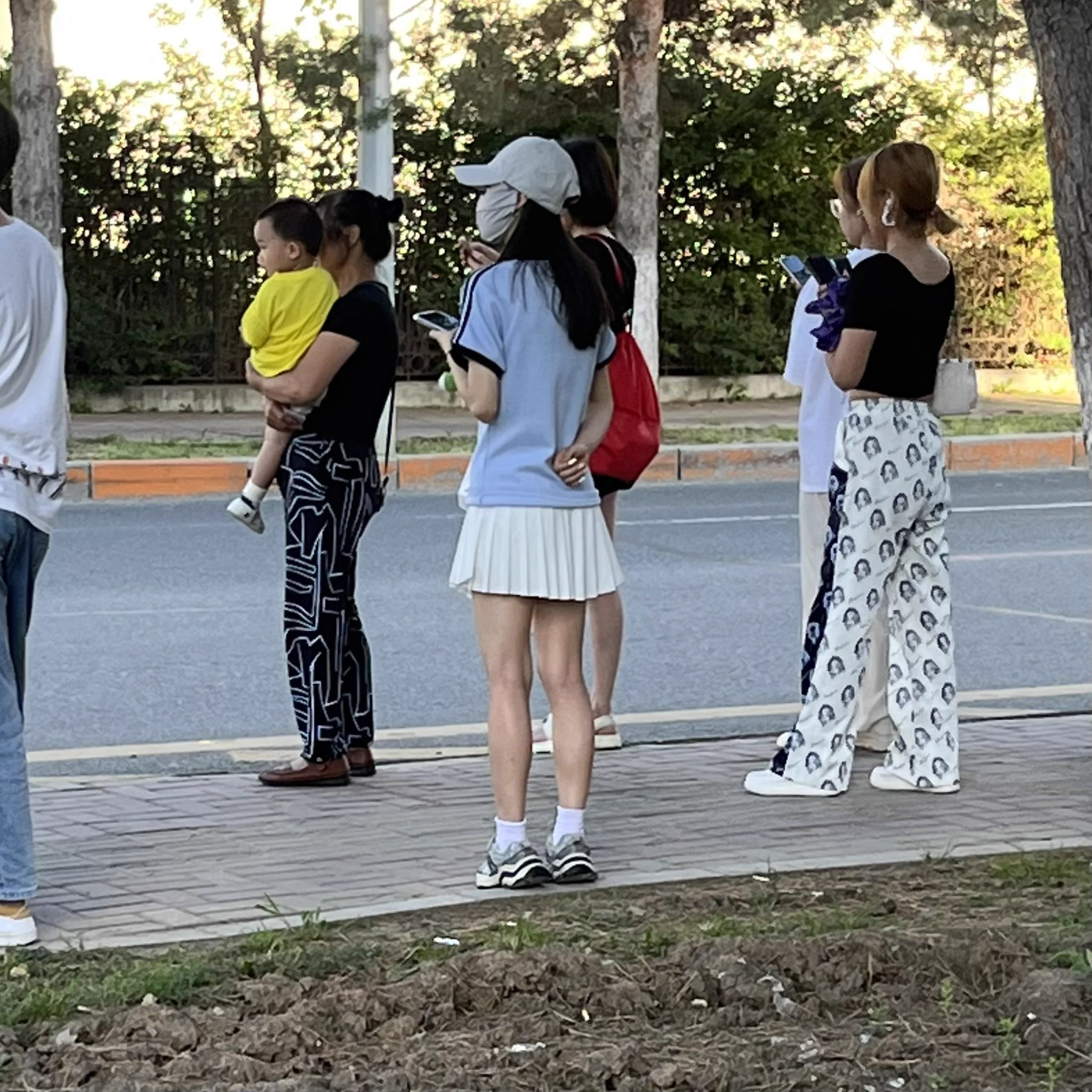 图123: 等公车的百折裙和细腿白袜。就是重伪装实在是强。万一是恐龙也不一定。不过白袜直接漂亮。现在没开学货源上不来。希望大家也多拍些身边的好风景。图4:开车路过一个大学，看到白袜妹从眼前一晃。随即下车去说明来意要袜，说话间女孩大眼睛和170以上的身高让人感觉很特别。但时间太晚，要袜失败 https://t.co/J3CCfcRHEb