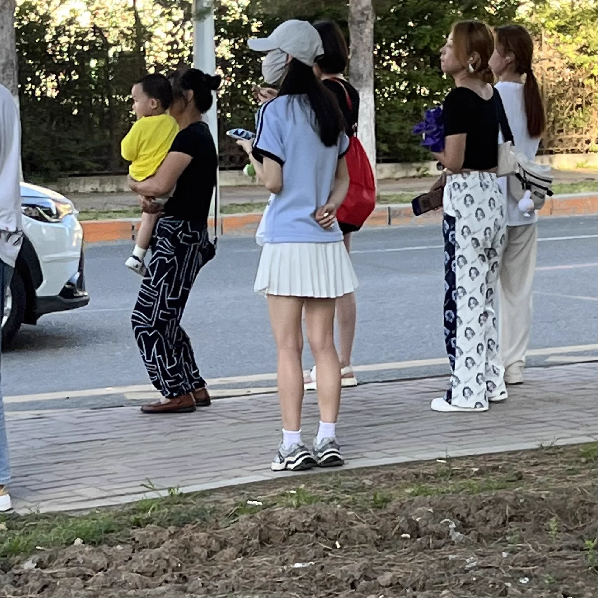 图123: 等公车的百折裙和细腿白袜。就是重伪装实在是强。万一是恐龙也不一定。不过白袜直接漂亮。现在没开学货源上不来。希望大家也多拍些身边的好风景。图4:开车路过一个大学，看到白袜妹从眼前一晃。随即下车去说明来意要袜，说话间女孩大眼睛和170以上的身高让人感觉很特别。但时间太晚，要袜失败 https://t.co/J3CCfcRHEb