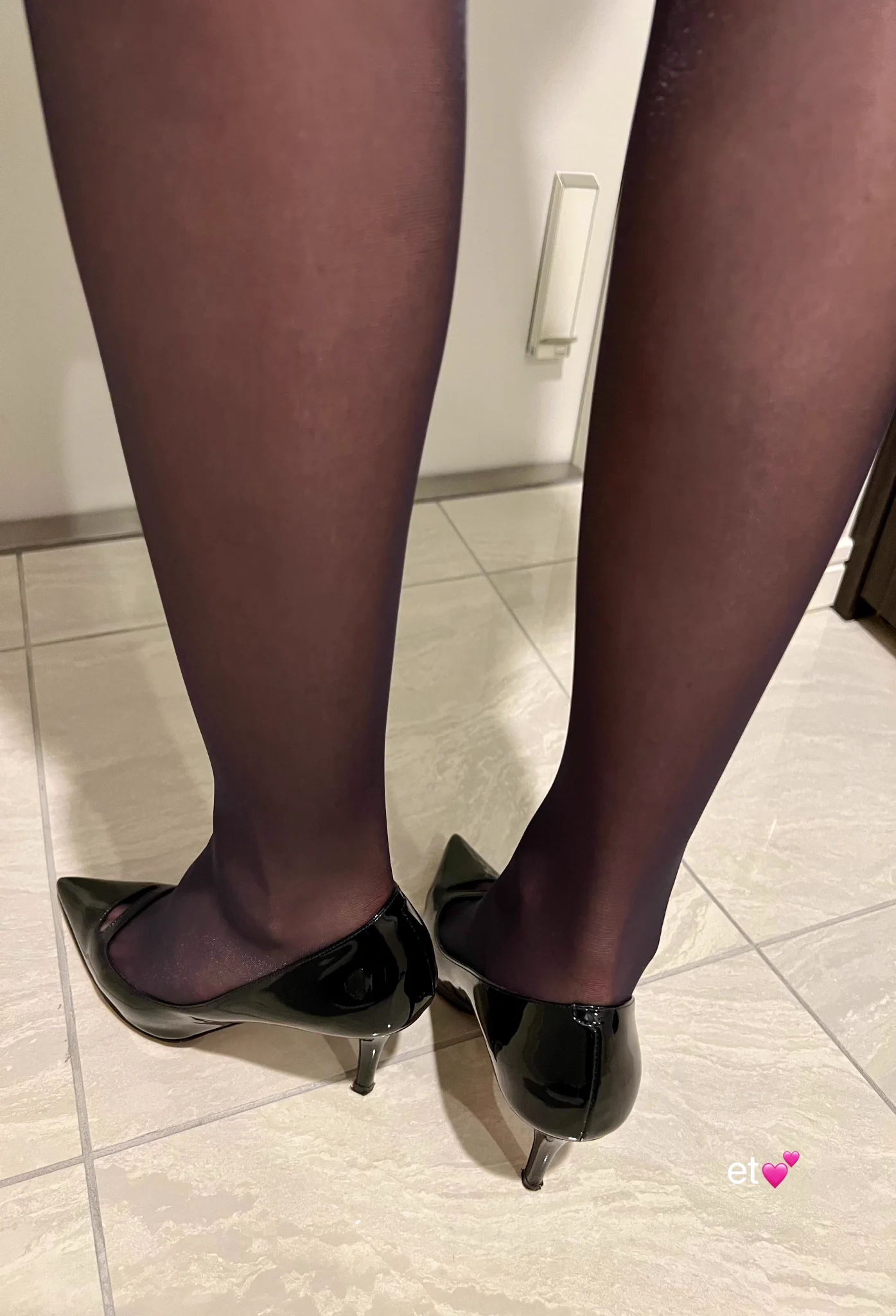 おつかれさまです✨黒いストッキングとペリーコのエナメルヒール💖 https://t.co/Jd3Nbz5ziQ