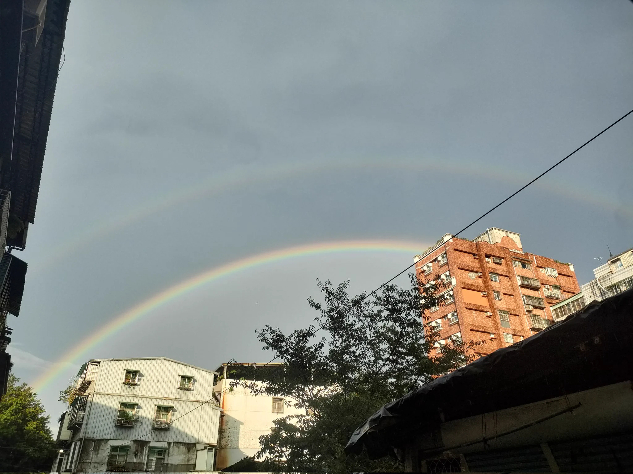 台北的超大⚡☔暴雷雨☔⚡自己根本就是在騎水上摩托車😪短短的忠孝東路四段到六段，真的騎到懷疑人生了😭😭😭#幸運的兩道彩虹#下完馬上出太陽#真的是變態天氣#全身濕透不意外 https://t.co/beCSadzHfj