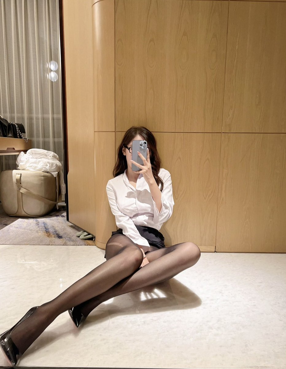 今天想做个老师
有没有愿意听瑶瑶讲课的举手
#王馨瑶
#gymgirl 
#workout 
#photo 
#model 
#explore 
#amzing 
#beautiful https://t.co/cloRAO7YJJ
