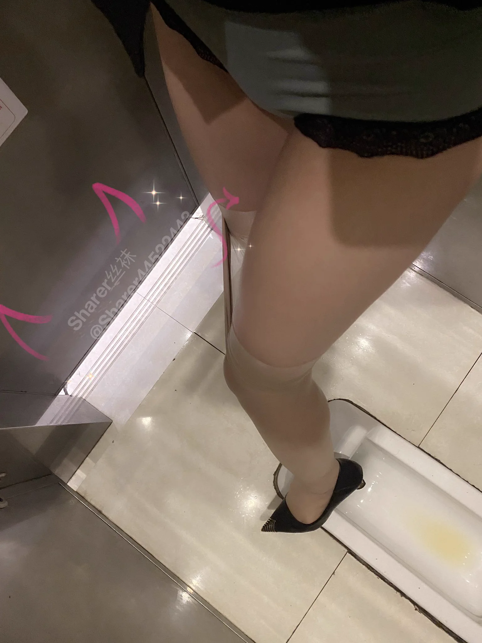 🎀这会丢人丢到家了…….来厕所拍照丝袜和内裤，手机闪光灯忘记关了，门外等候的人本来交谈甚欢，我这边闪光灯一闪，门外鸦雀无声……这明摆是被发现我在里面自拍，好丢人啊。一直等到她们都入厕，我才慌张跑出来😂😂。 https://t.co/rcDOrPdcP7