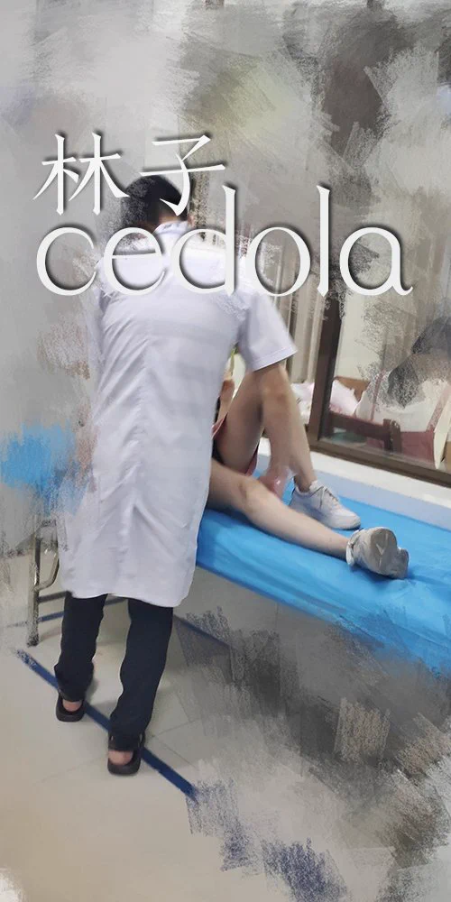 老婆肚子突然有点疼，赶紧带她去医院。到了急诊医生让我先去挂号，挂完号回来没看到老婆，走进急诊室发现老婆在一窗之隔的检查床上躺着，裙子已撩到内衣那里，医生正在摸她肚子，急诊室窗前的人都能看到，有个大叔干脆就站在窗前盯着。人太多不好拍照，等我跑到隔壁去拍的时候老婆已经准备起来了 https://t.co/EmDJorYnM6