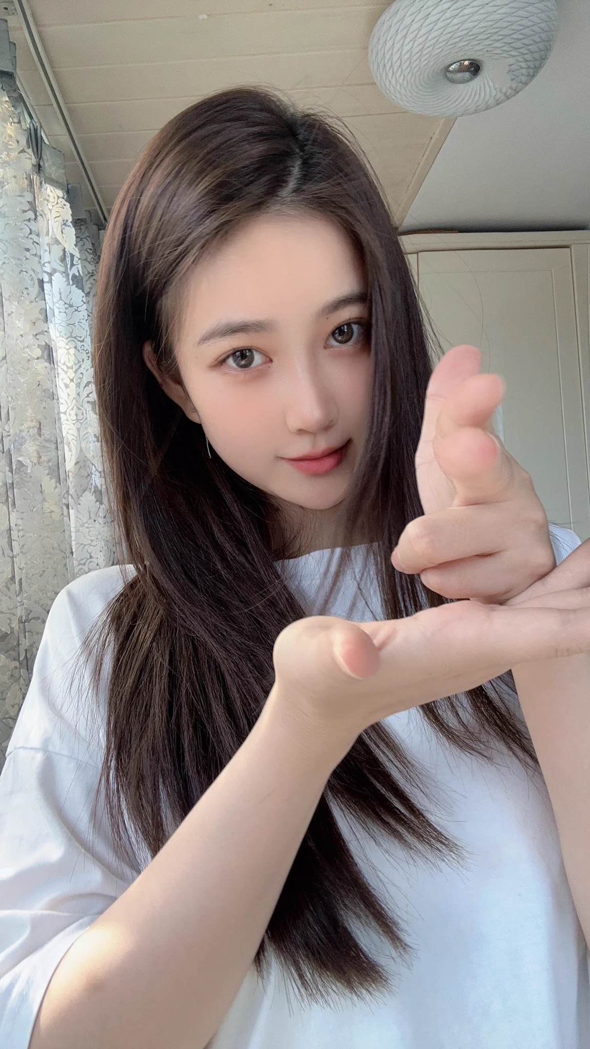 击哔你！！！！（今天去染头发啦，好看吗😋） https://t.co/ESVFNw9wNi