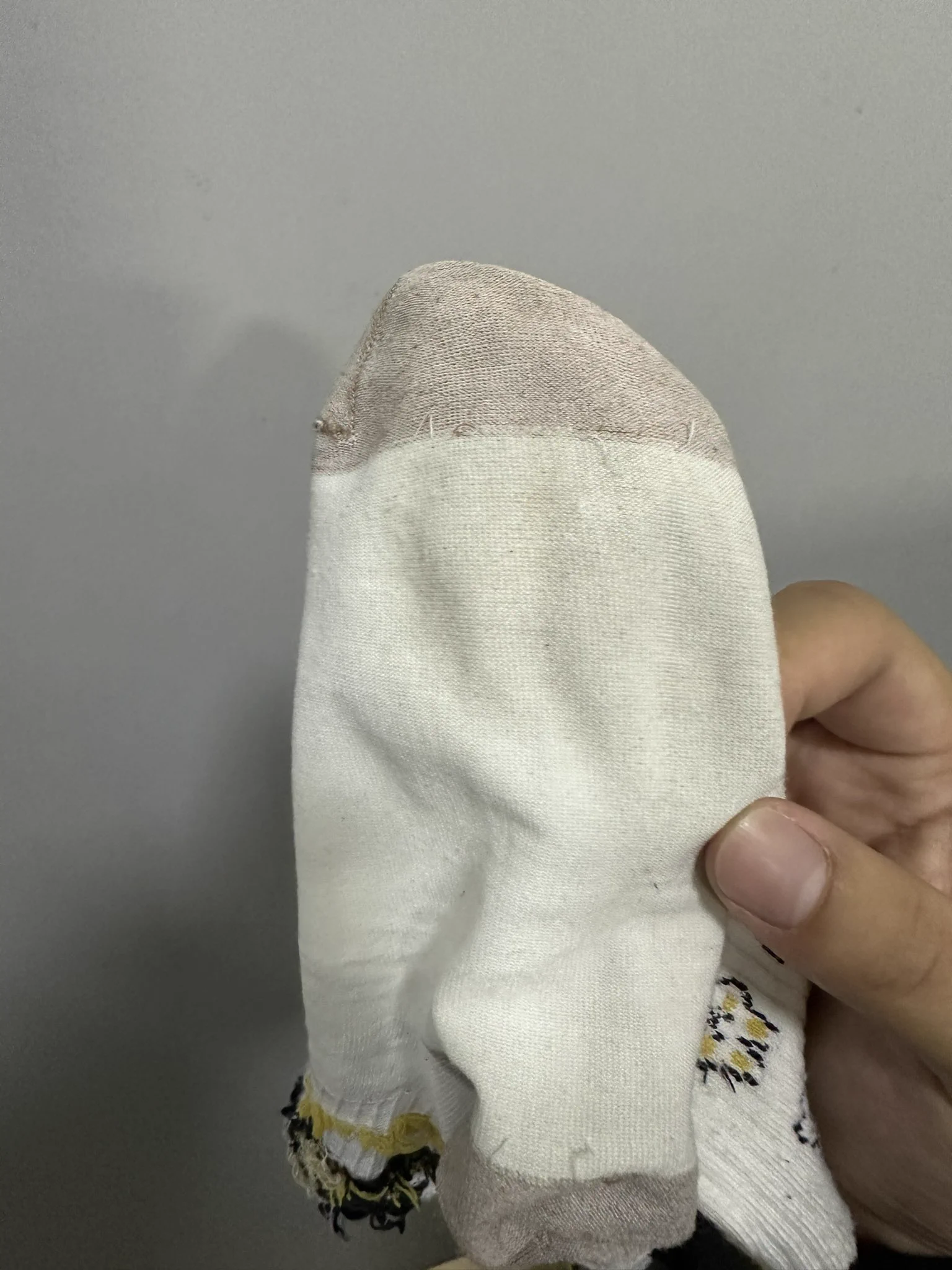 晚上在海边闲逛 发现一个大学生妹妹的鞋袜 太黑了没拍到照片 带到厕所射完还想给她送回去 结果发现她已经走了…… 场景自行脑补 #原味 https://t.co/2oekF6S5NV