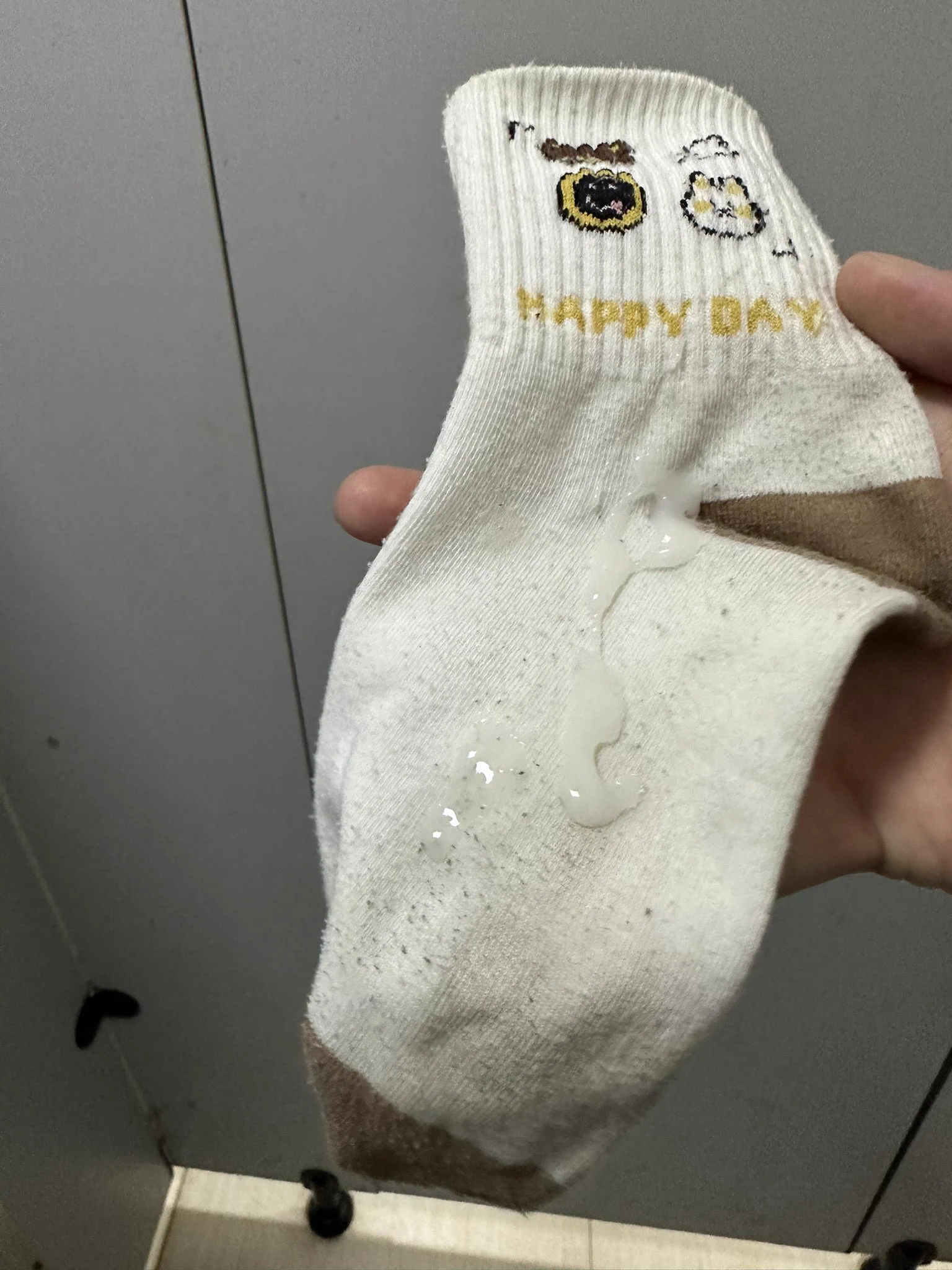 晚上在海边闲逛 发现一个大学生妹妹的鞋袜 太黑了没拍到照片 带到厕所射完还想给她送回去 结果发现她已经走了…… 场景自行脑补 #原味 https://t.co/2oekF6S5NV