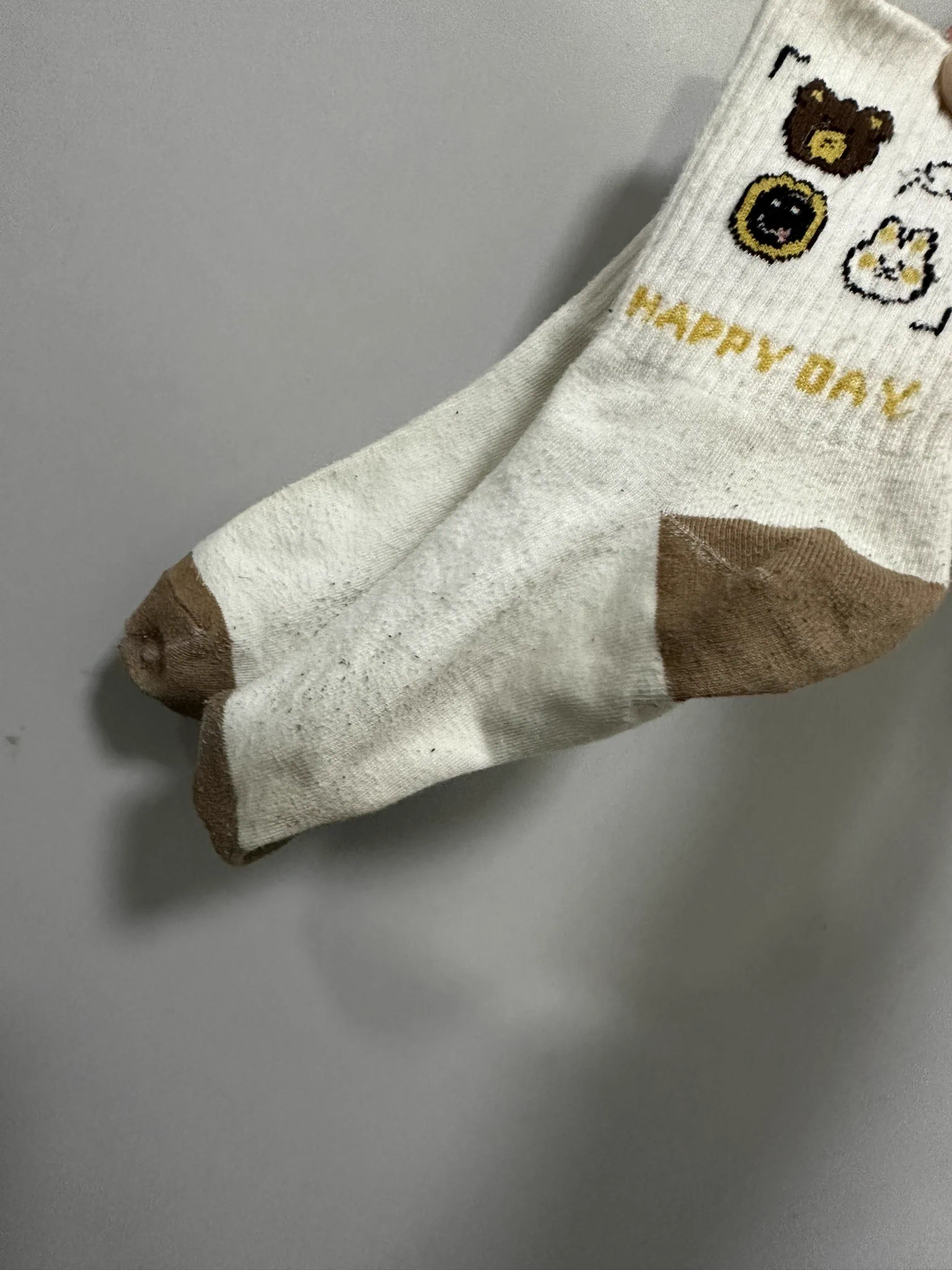 晚上在海边闲逛 发现一个大学生妹妹的鞋袜 太黑了没拍到照片 带到厕所射完还想给她送回去 结果发现她已经走了…… 场景自行脑补 #原味 https://t.co/2oekF6S5NV