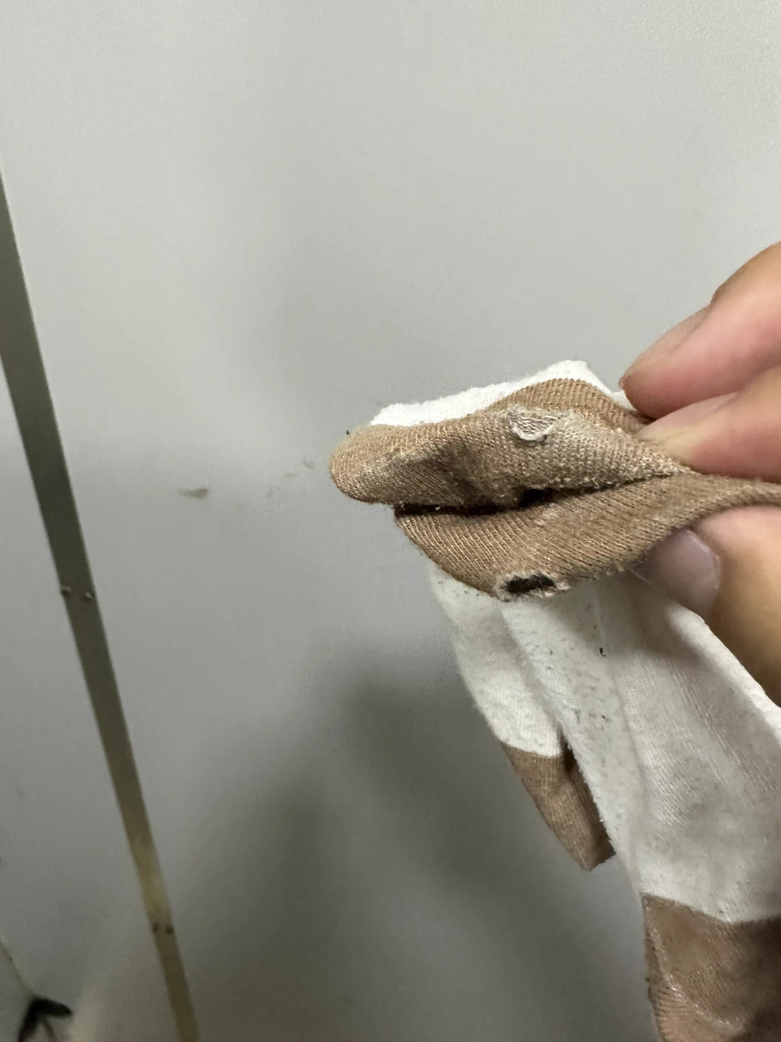 晚上在海边闲逛 发现一个大学生妹妹的鞋袜 太黑了没拍到照片 带到厕所射完还想给她送回去 结果发现她已经走了…… 场景自行脑补 #原味 https://t.co/2oekF6S5NV