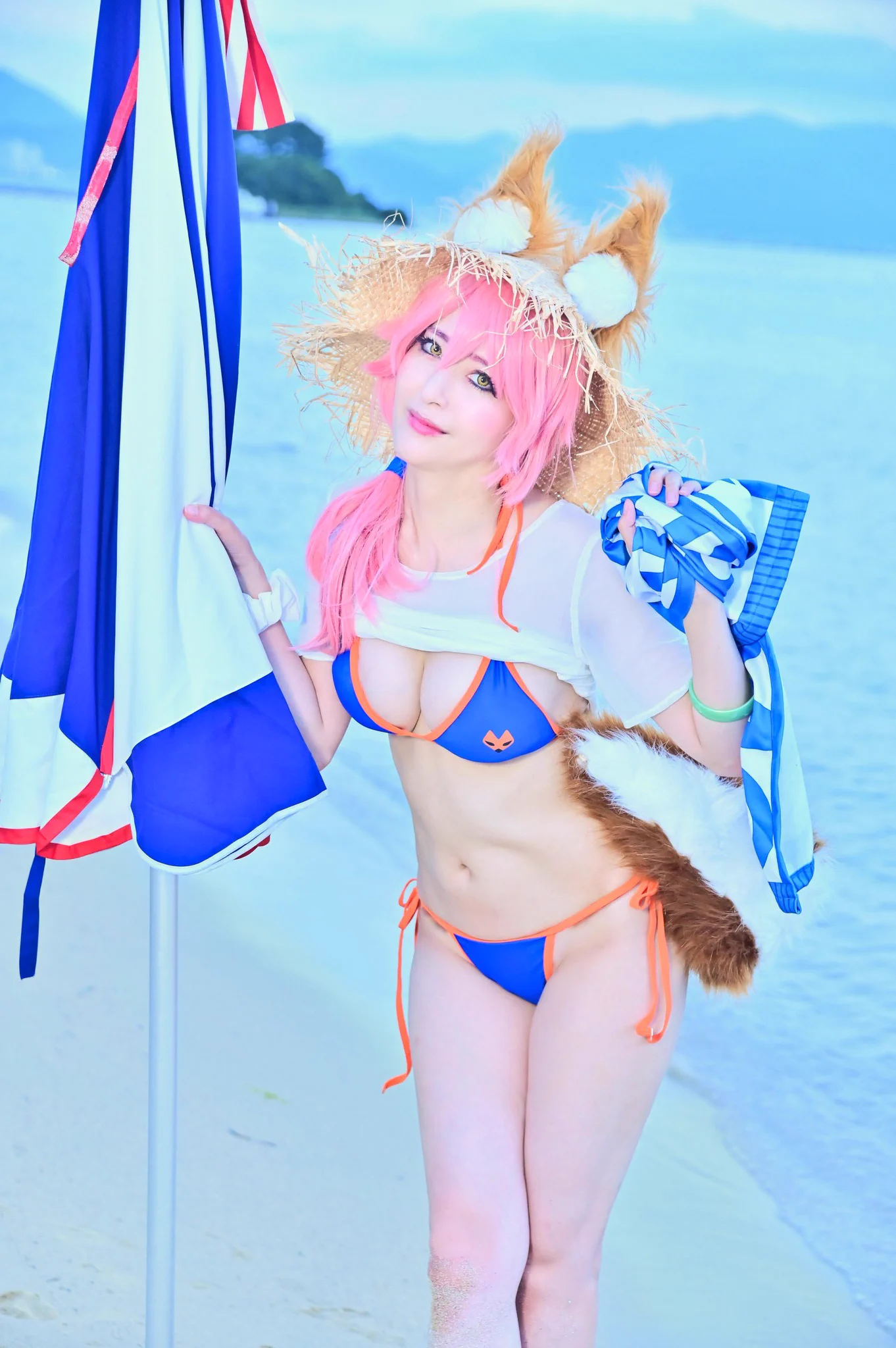 おは玉藻（502日目）🦊まだまだタマモちゃんサマー⛱ここは福井の敦賀の水島という7、8月しか行けない無人島です🏝これのためにビーチパラソルを頑張って持っていきました😤まさにコスプレはアスリート💪📸@yuuki18001800 #今日のタマ活 #鴨コス https://t.co/VldScgwWM6