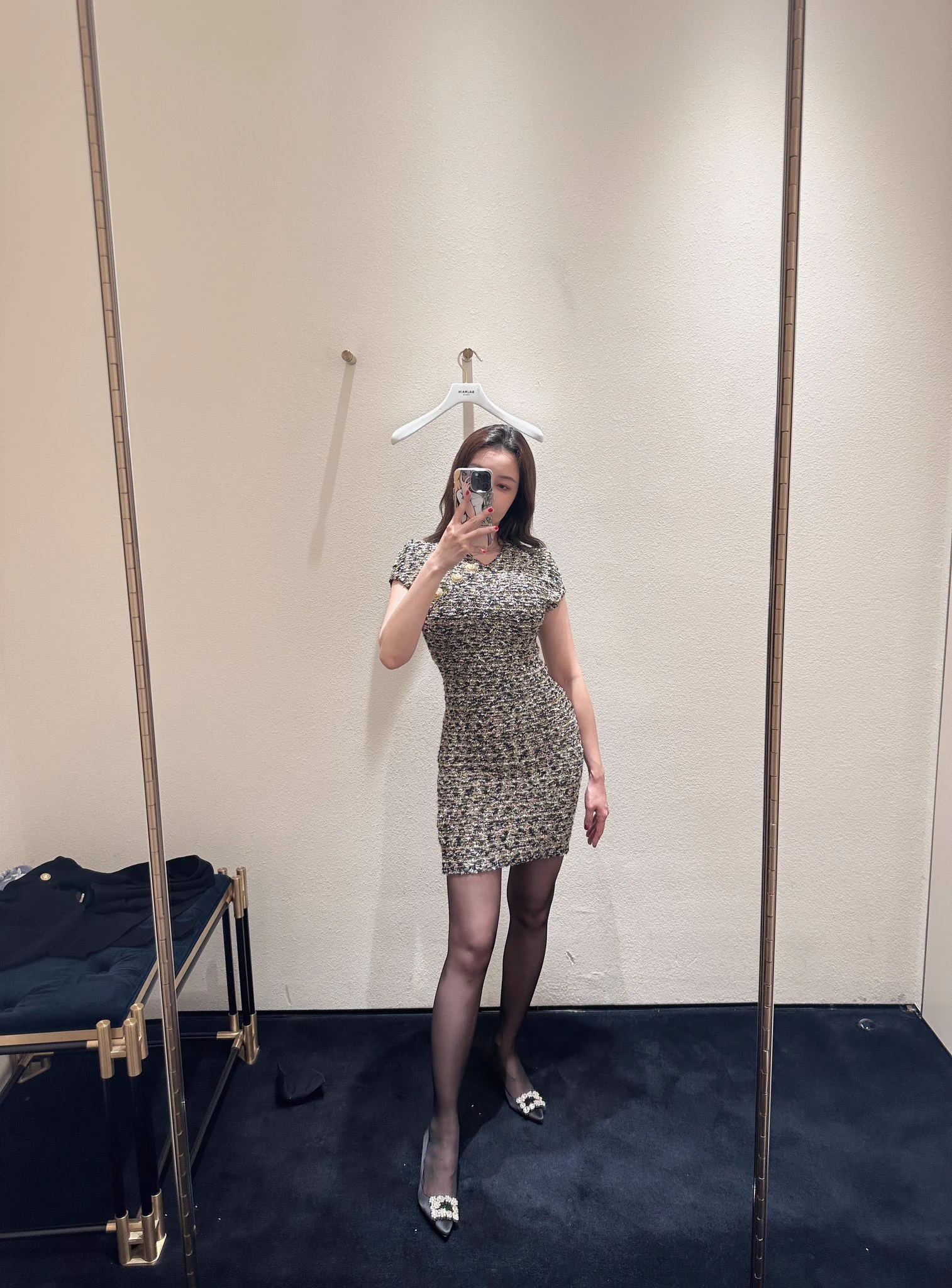 shopping day！弹钢琴不能留指甲的痛苦，腕线过裆哈哈，听说是身材比例贼好的意思，但也有人说是女刘备……过分！@guoer0212 https://t.co/S1aXIyY3uh