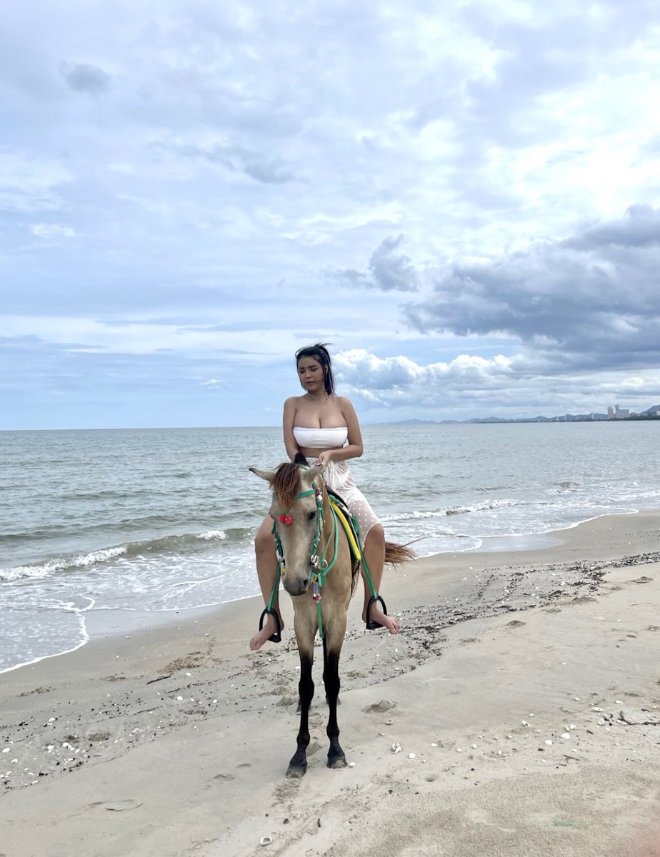 คนอะไรตัวใหญ่กว่าม้าอีก5555 https://t.co/ViRf0SWOGO