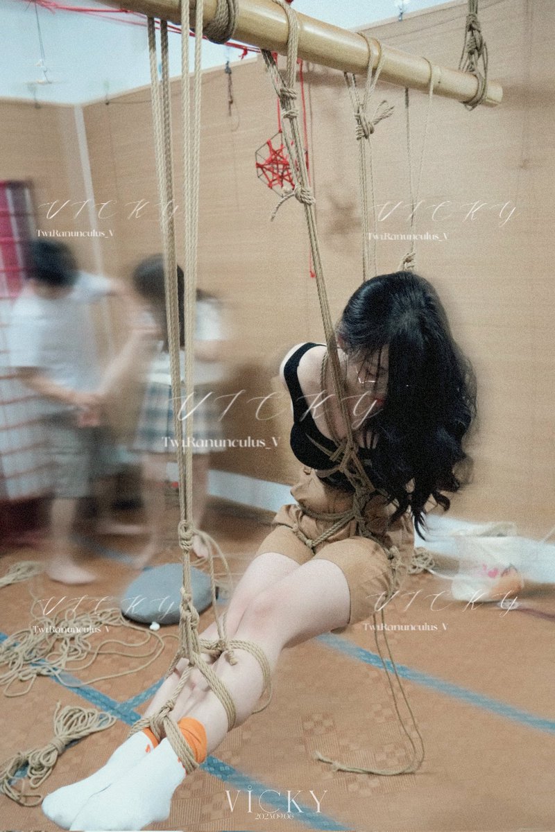 #Vicky的手工作业
自缚还是那么有成就感（就是手酸到几次想发火😾
rope&amp;model:Vicky @Ranunculus_V
site:岚绳社@xinsheng912 
#selfbondage #自缚 #捆绑 https://t.co/0GLJ5ykfzv
