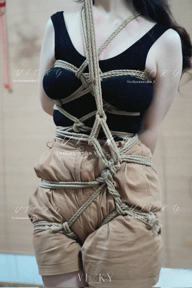 #Vicky的手工作业
自缚还是那么有成就感（就是手酸到几次想发火😾
rope&amp;model:Vicky @Ranunculus_V
site:岚绳社@xinsheng912 
#selfbondage #自缚 #捆绑 https://t.co/0GLJ5ykfzv