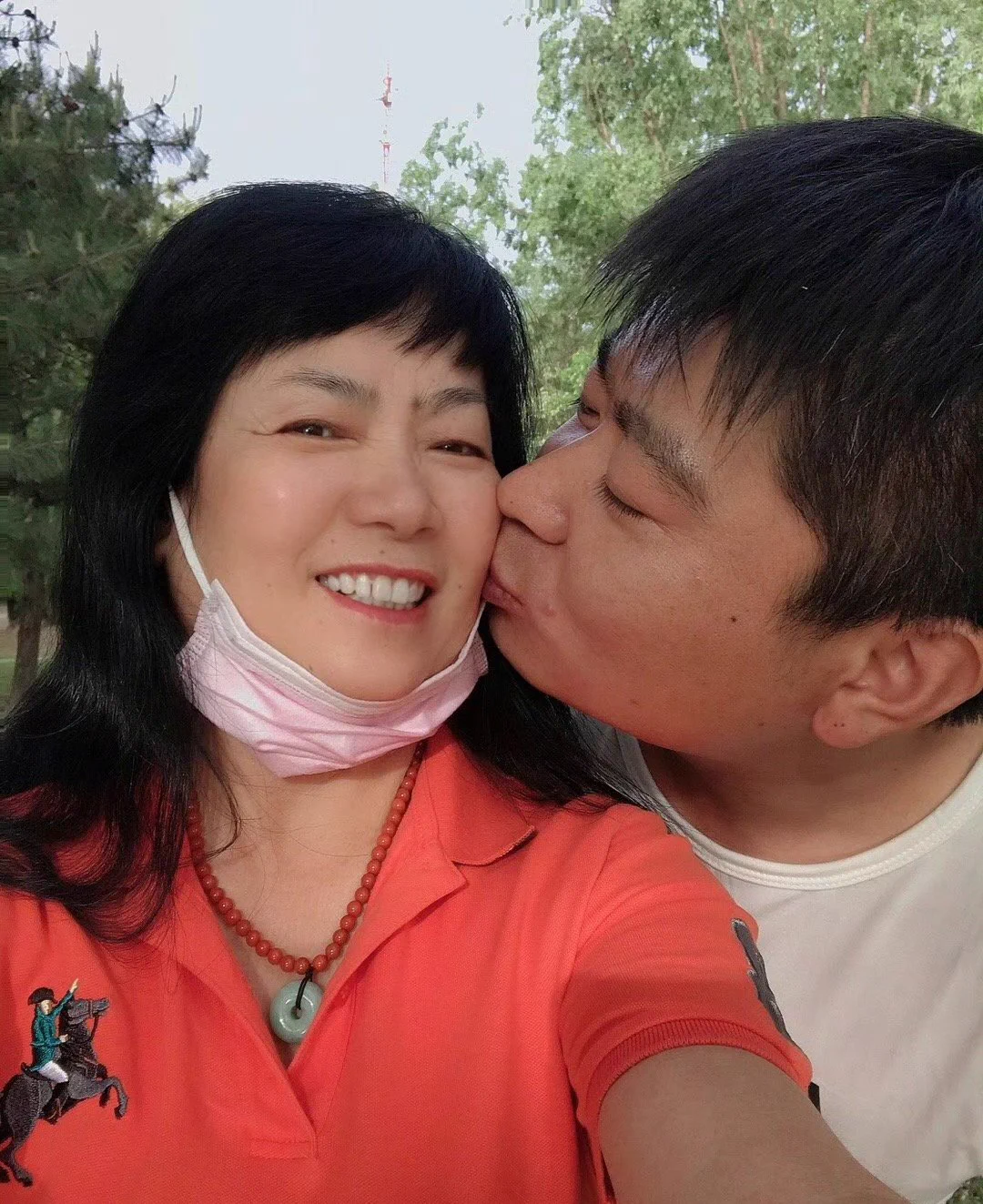 老妈一大早卖萌说想我了，还给我发了几张以前腻在一起的照片，让我请假陪她玩两天，请假可能批不了，没办法，老妈最大，旷工也得去啊，希望老妈满意吧 https://t.co/8NLaNCPIIK