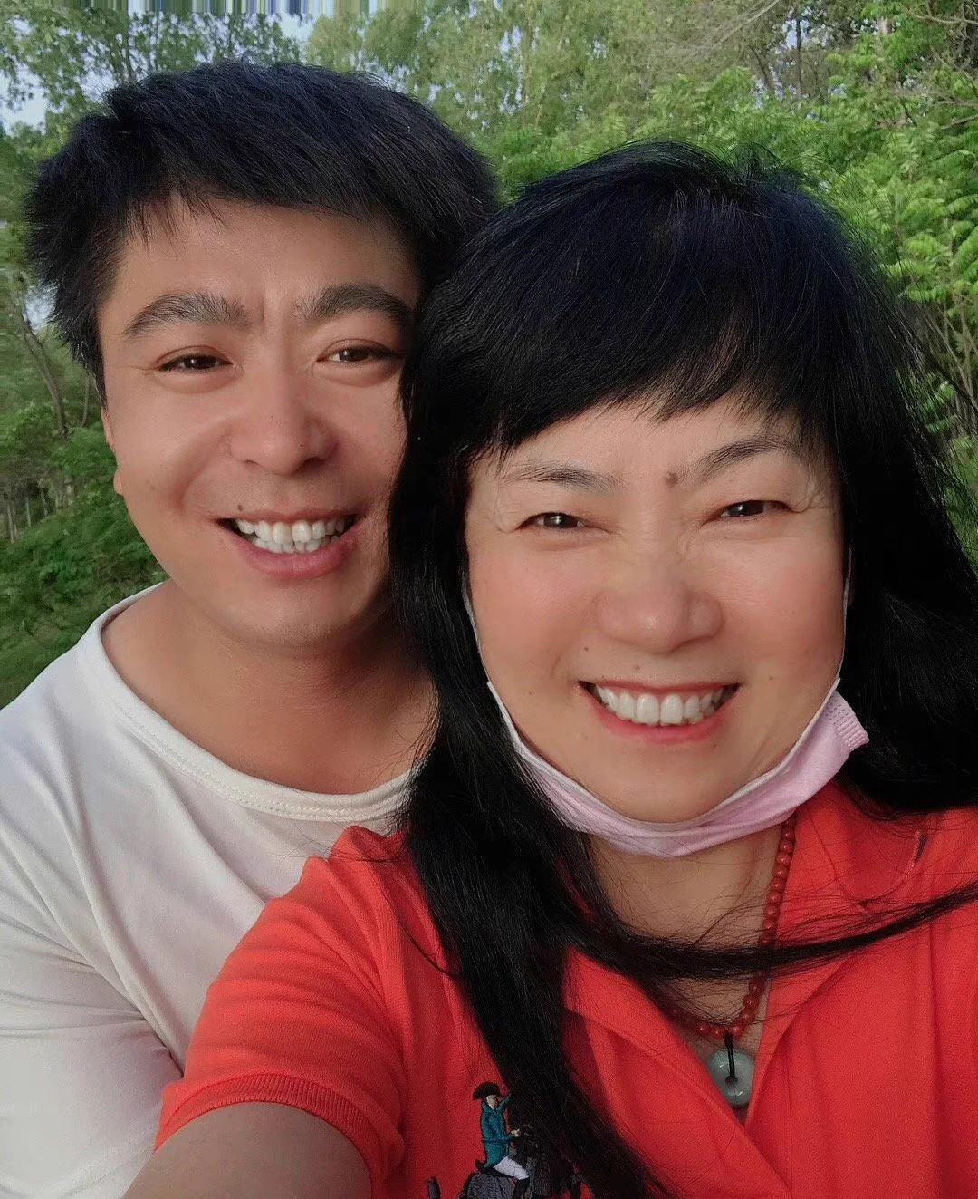 老妈一大早卖萌说想我了，还给我发了几张以前腻在一起的照片，让我请假陪她玩两天，请假可能批不了，没办法，老妈最大，旷工也得去啊，希望老妈满意吧 https://t.co/8NLaNCPIIK