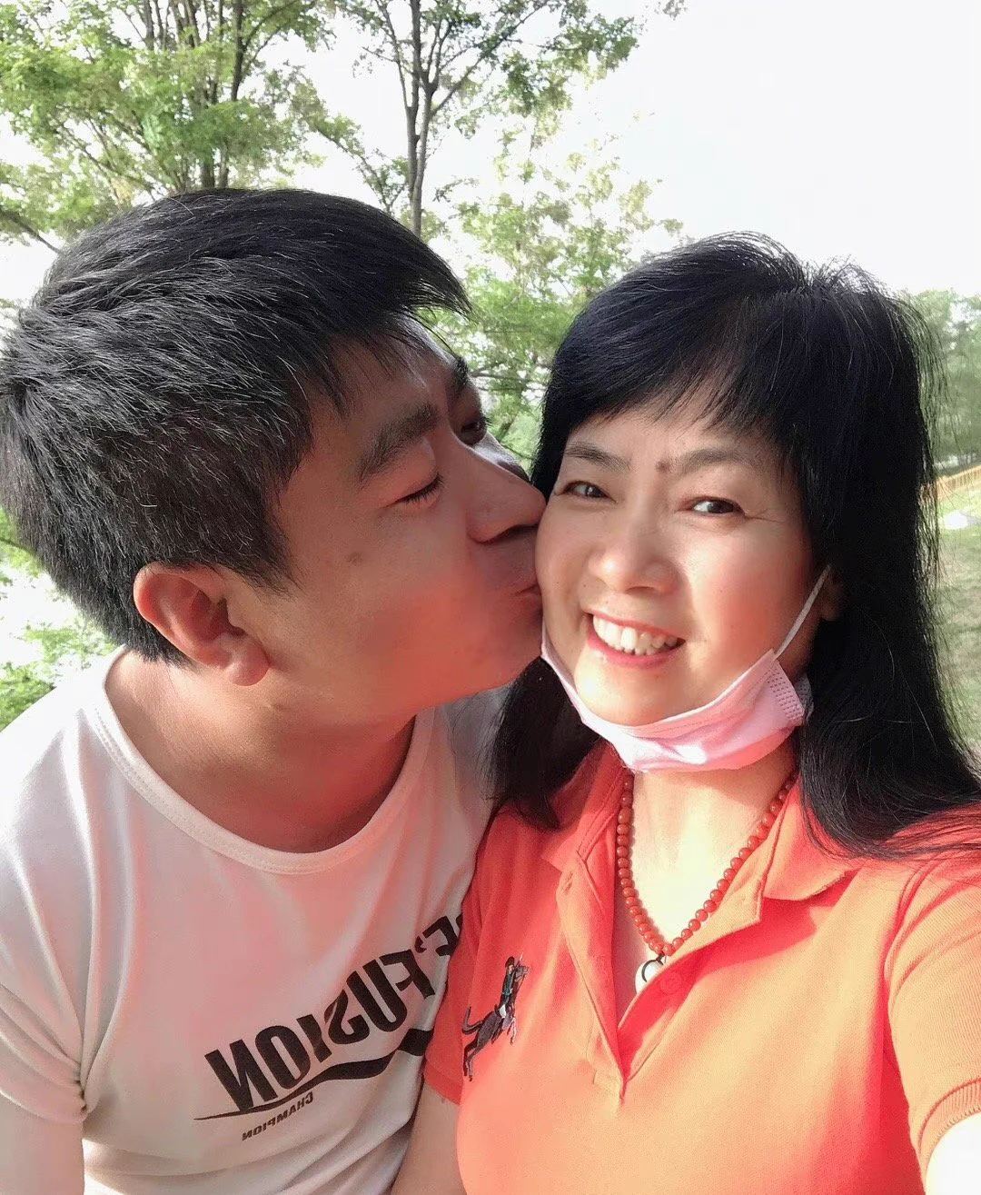 老妈一大早卖萌说想我了，还给我发了几张以前腻在一起的照片，让我请假陪她玩两天，请假可能批不了，没办法，老妈最大，旷工也得去啊，希望老妈满意吧 https://t.co/8NLaNCPIIK