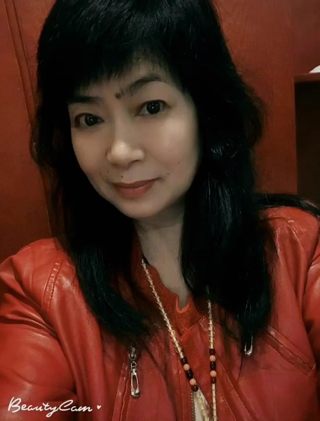 不知道下次啥时候来，所以给老妈买了新衣服，老妈说，还以为是情趣内衣，没想到是外套，哈哈哈，今晚继续住老妈这里 https://t.co/j06SUVWFMs