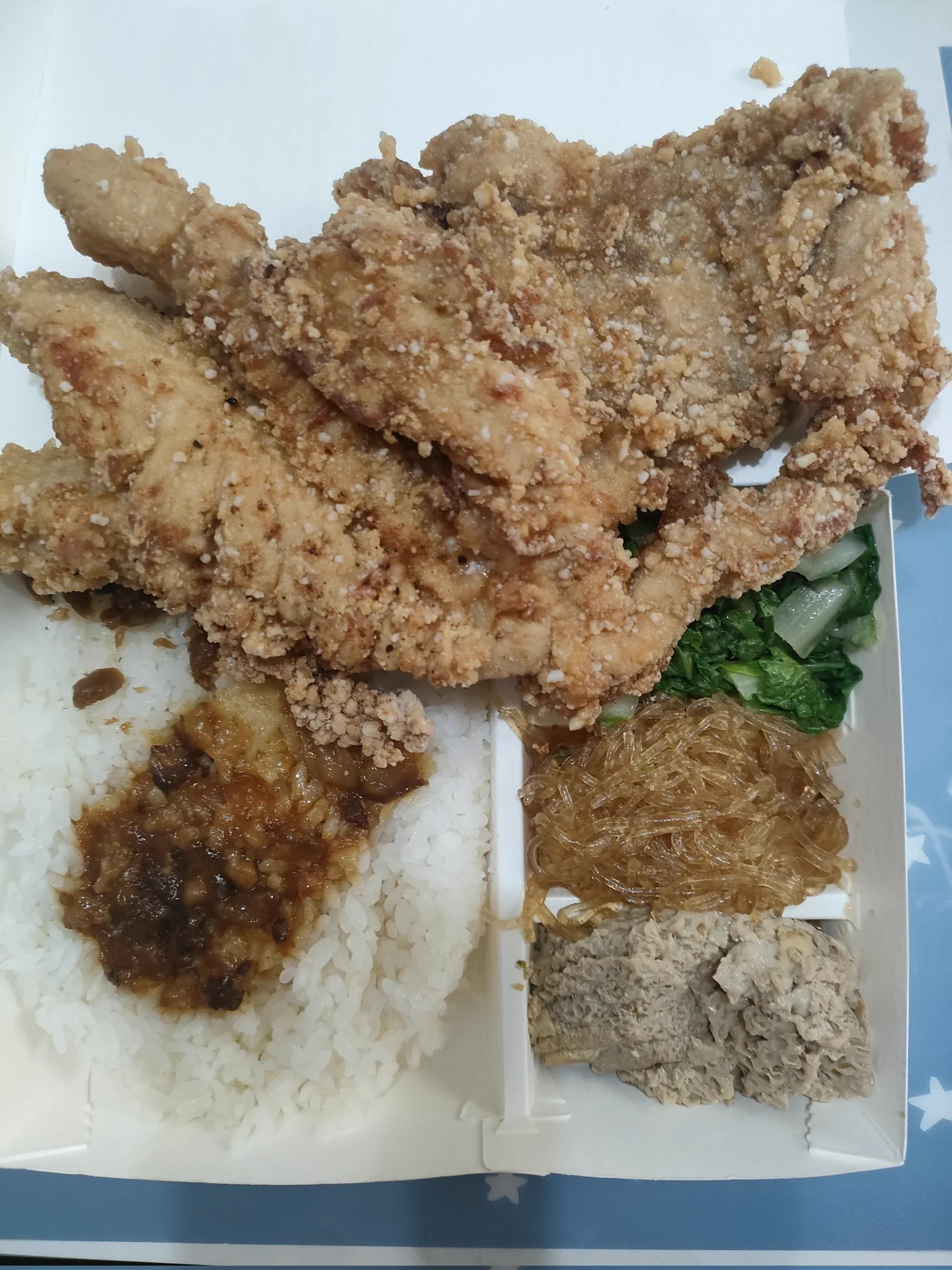 🥢午餐時間🥢最愛的❤️雞排飯❤️雖然你一直漲假，但看在你的雞雞這麼大的份上，原諒你🤣🤣🤣🤣#鄭姑媽雞排飯#說好的減肥呢 https://t.co/G6DOcXq2x6