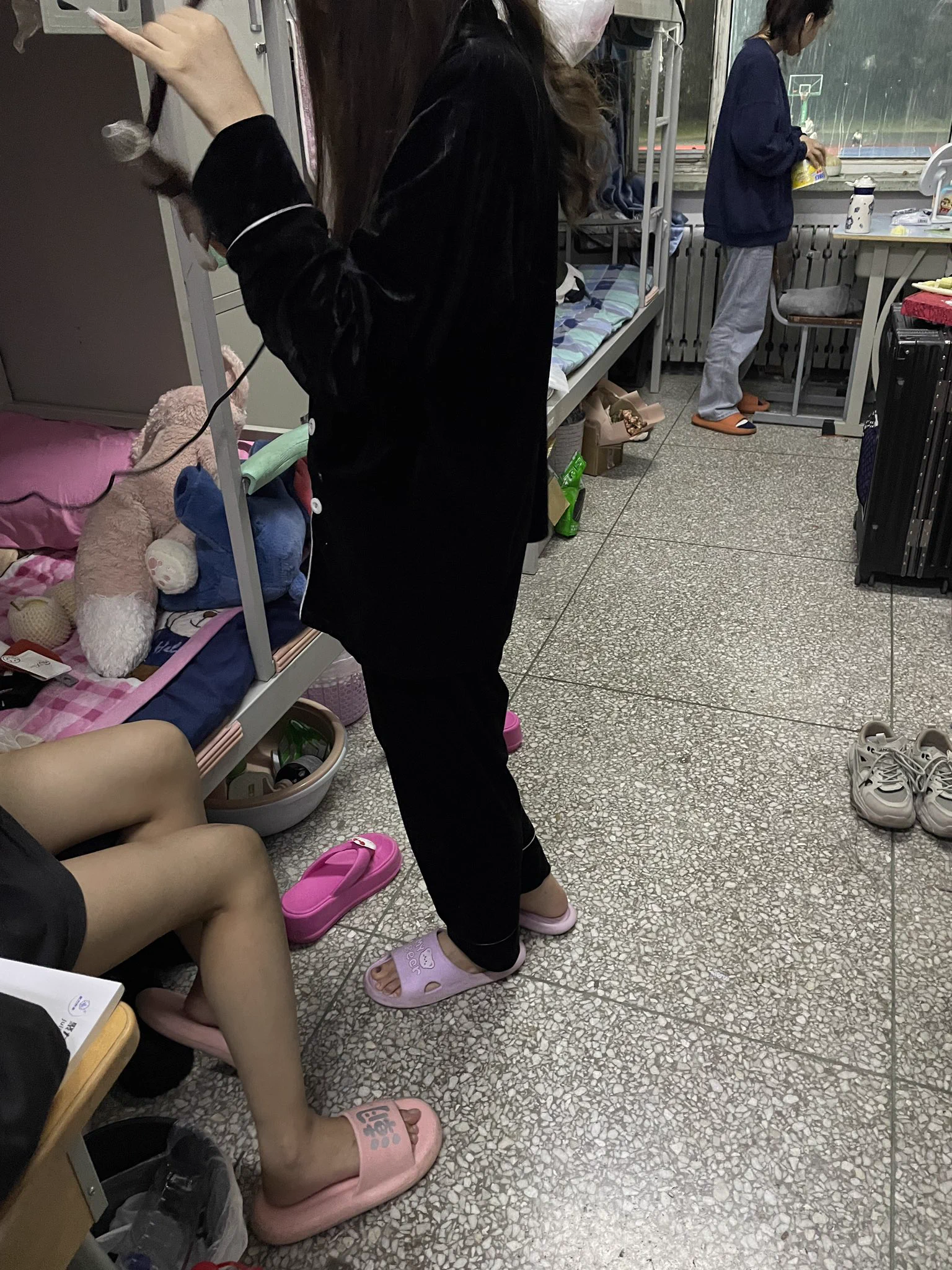 【寝室系列】女孩们的白袜有轻有重，但我只出最真实的。几年没有涨价、没有门槛、没有水印。只有一个小小的心愿希望这个圈子，大家可以分享身边的心得和美好，虽然这几年白袜开始流行，但是我们早已经发现了这里的快乐。请对这这些04年的女孩刚刚脱下的的白袜，温柔对待 https://t.co/FU8xoRD6xZ