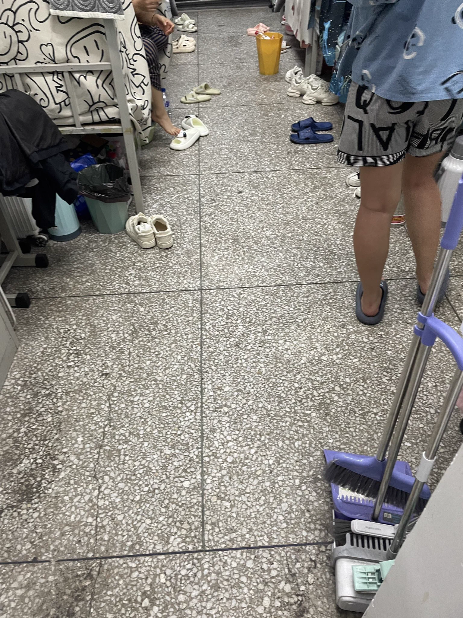 【寝室系列】女孩们的白袜有轻有重，但我只出最真实的。几年没有涨价、没有门槛、没有水印。只有一个小小的心愿希望这个圈子，大家可以分享身边的心得和美好，虽然这几年白袜开始流行，但是我们早已经发现了这里的快乐。请对这这些04年的女孩刚刚脱下的的白袜，温柔对待 https://t.co/FU8xoRD6xZ