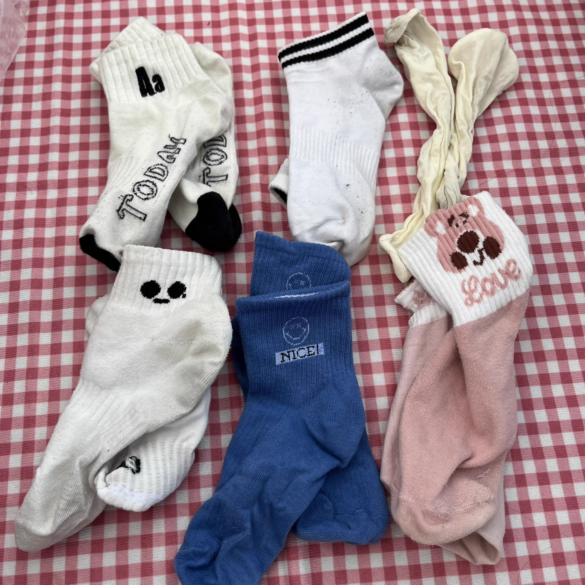 【寝室系列】女孩们的白袜有轻有重，但我只出最真实的。几年没有涨价、没有门槛、没有水印。只有一个小小的心愿希望这个圈子，大家可以分享身边的心得和美好，虽然这几年白袜开始流行，但是我们早已经发现了这里的快乐。请对这这些04年的女孩刚刚脱下的的白袜，温柔对待 https://t.co/FU8xoRD6xZ
