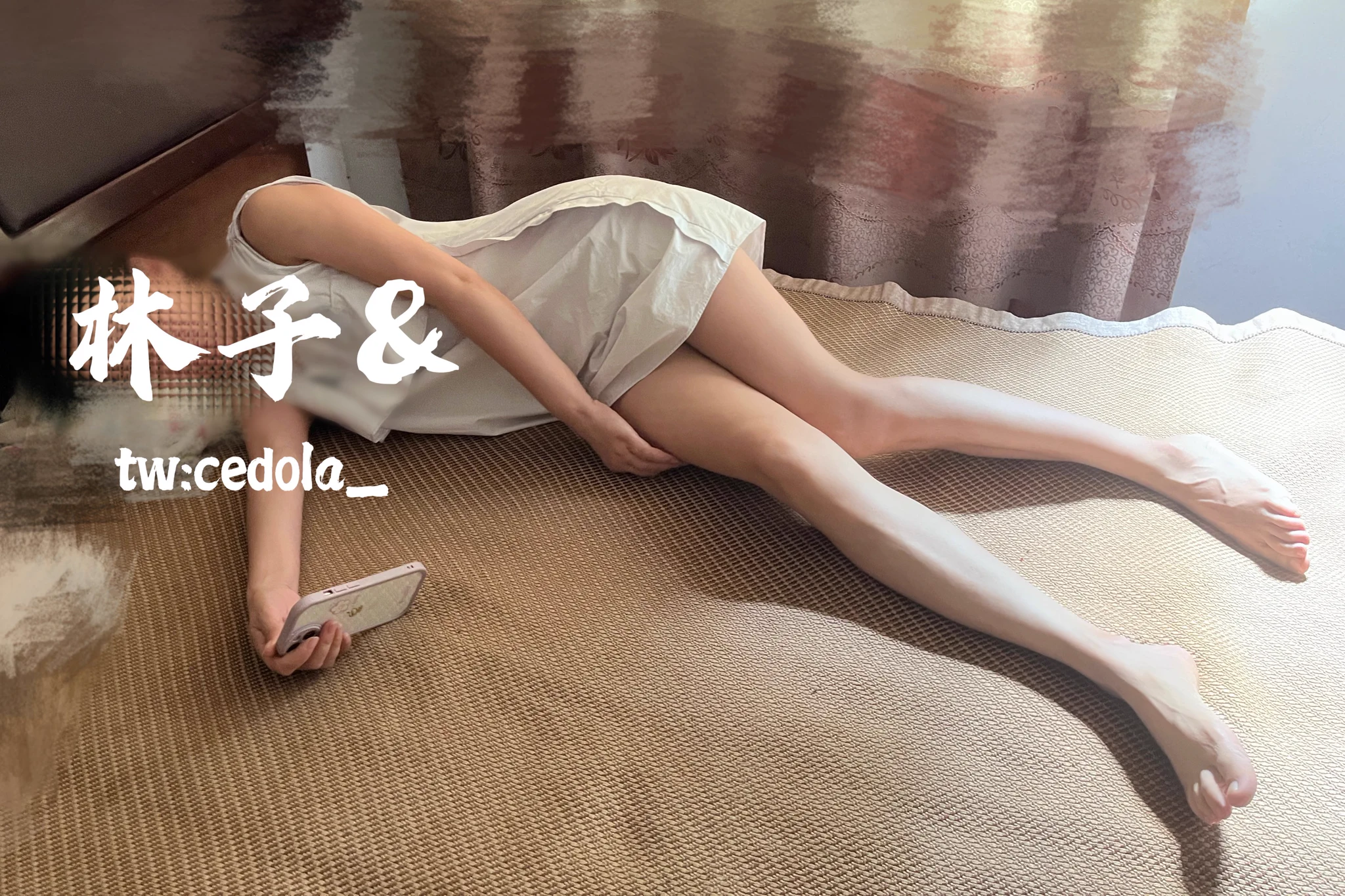 陪老婆回娘家，想起刚结婚那会儿，丈母娘坐这头看电视，我一边跟老婆在那头盖个小毯子偷偷做爱，一边意淫丈母娘的奶子。今天想重温一下，老婆不让了，只给摸。老婆的身材完全是遗传她娘的，感觉奶子还更胜一筹。有次来我家，洗澡没关门，幸好我进去的时候她正在淋浴，看得我秒硬。 https://t.co/ezPkE1BDQ5