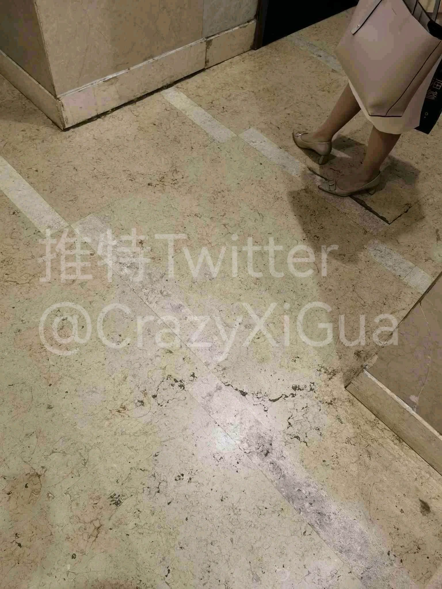 天气转凉了就可以开始行动了，扫楼撤退碰到个肉丝少妇回家，赶紧转身跟上去，在单元门口还很热心的给我开门，跟了一路梆硬，可惜鞋子没脱外面，不然味道绝对顶！ https://t.co/pnxpcZGj1n