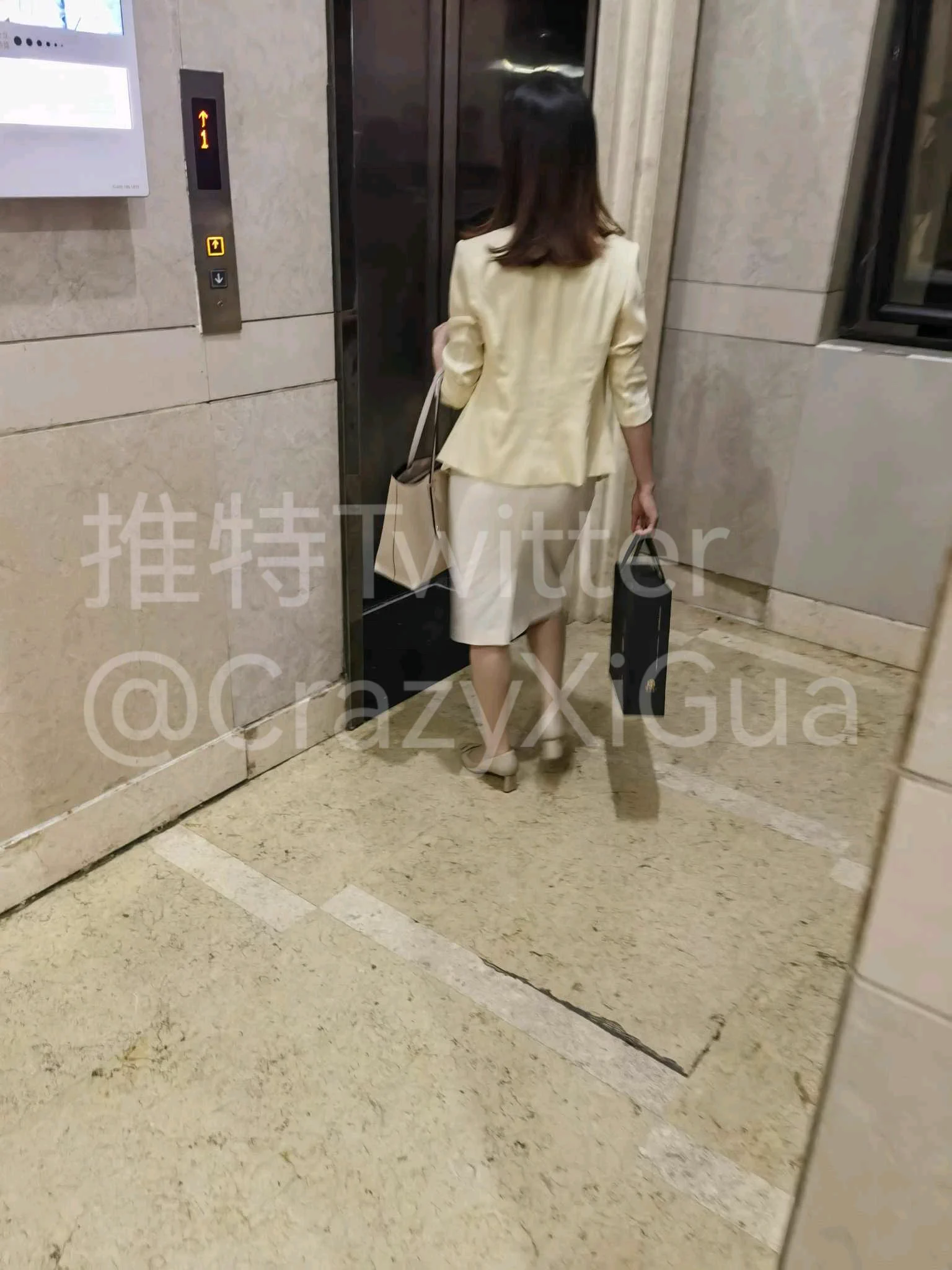 天气转凉了就可以开始行动了，扫楼撤退碰到个肉丝少妇回家，赶紧转身跟上去，在单元门口还很热心的给我开门，跟了一路梆硬，可惜鞋子没脱外面，不然味道绝对顶！ https://t.co/pnxpcZGj1n