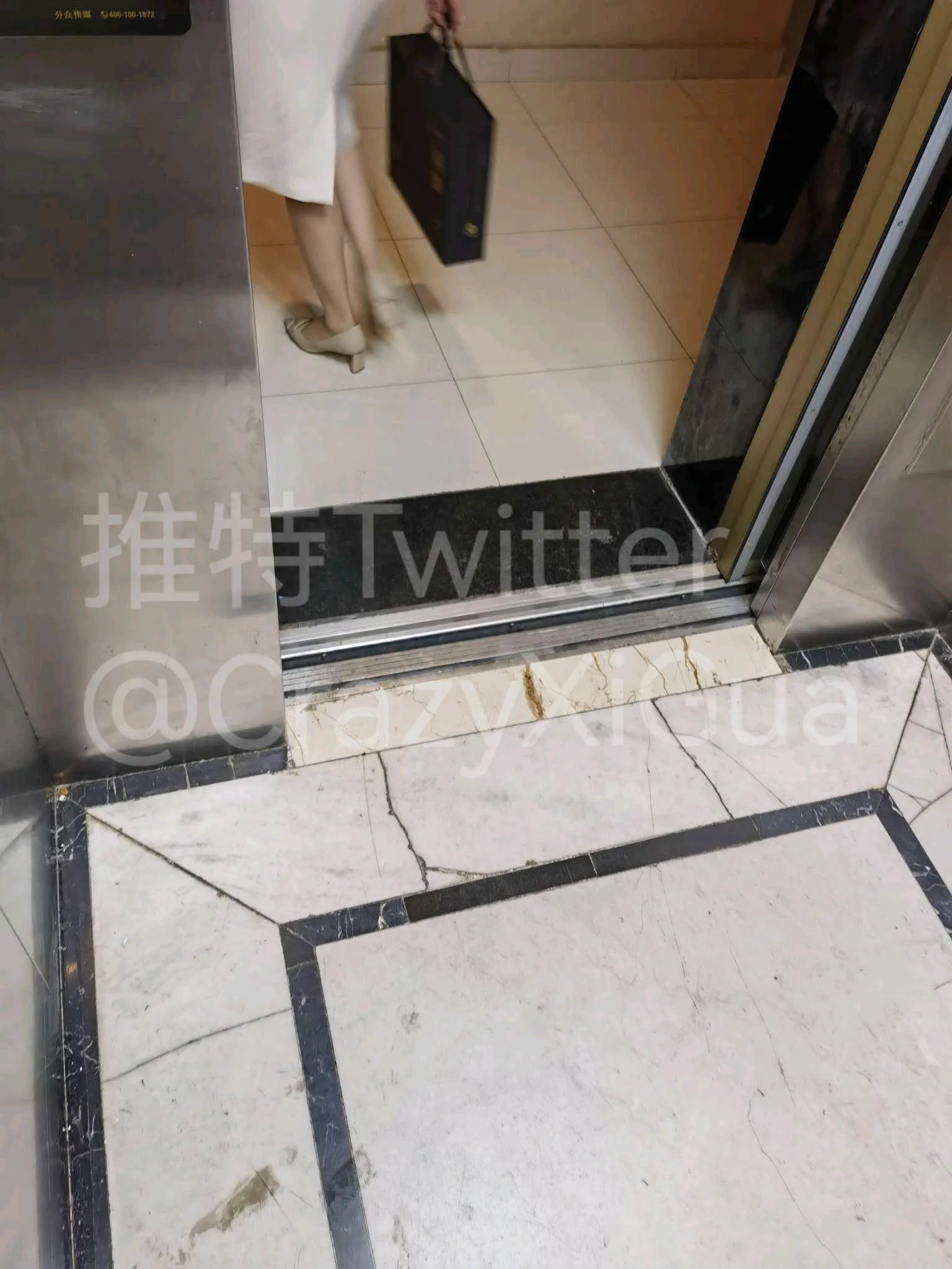 天气转凉了就可以开始行动了，扫楼撤退碰到个肉丝少妇回家，赶紧转身跟上去，在单元门口还很热心的给我开门，跟了一路梆硬，可惜鞋子没脱外面，不然味道绝对顶！ https://t.co/pnxpcZGj1n