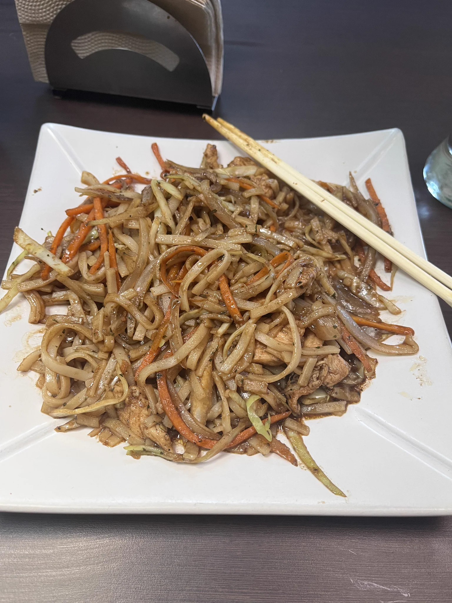 哥伦比亚的日本餐馆吃中国炒面，这味道还挺像大学食堂的炒河粉噗哈哈哈哈 https://t.co/KTlVdwzCya