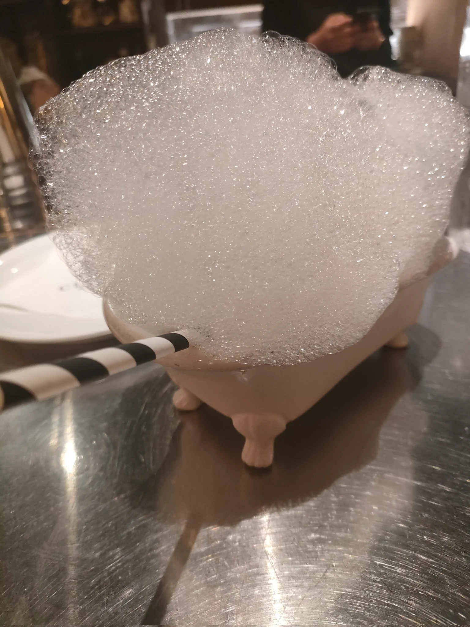 [快來洗澡]......這是它的酒名😎怎麼覺得色色的呢😝😝😝#台北人妻#愛喝調酒#尋找酒伴 https://t.co/0FB4OMO1zT