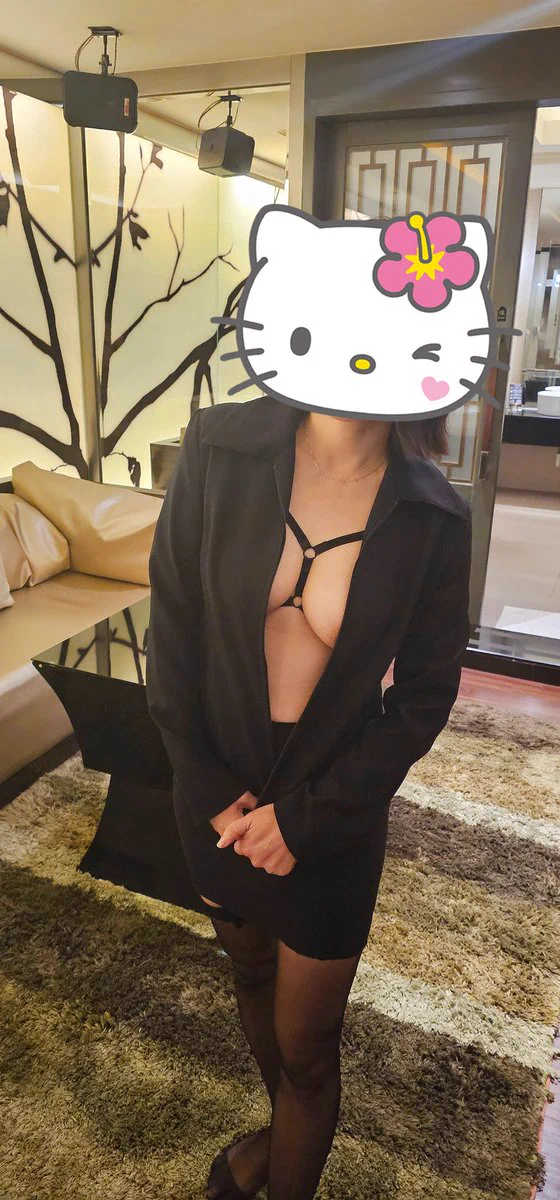 這件外套 裙子 絲襪 真的是平常上班穿的喔😅 應該不會這樣就被認親吧😅被朋友要求穿這樣然後邊脫邊拍照 到裙子脫掉時對方已經快爆炸了😂😂😂 來分享這張看穿這麼多大家喜歡嗎😅😂😆 https://t.co/EXCsrs8KlJ