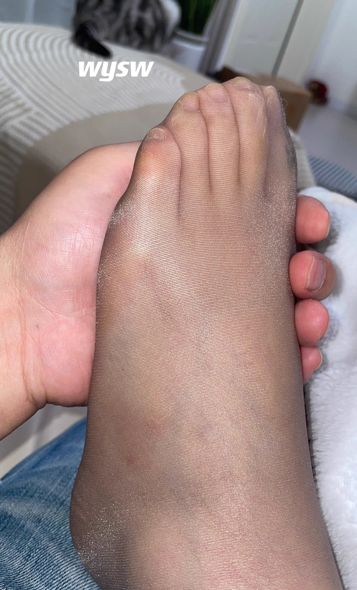 降温了，老婆依然是薄丝袜，上班自拍发给我，下班到家迫不及待玩弄丝袜脚 https://t.co/PgJwhLwIpp
