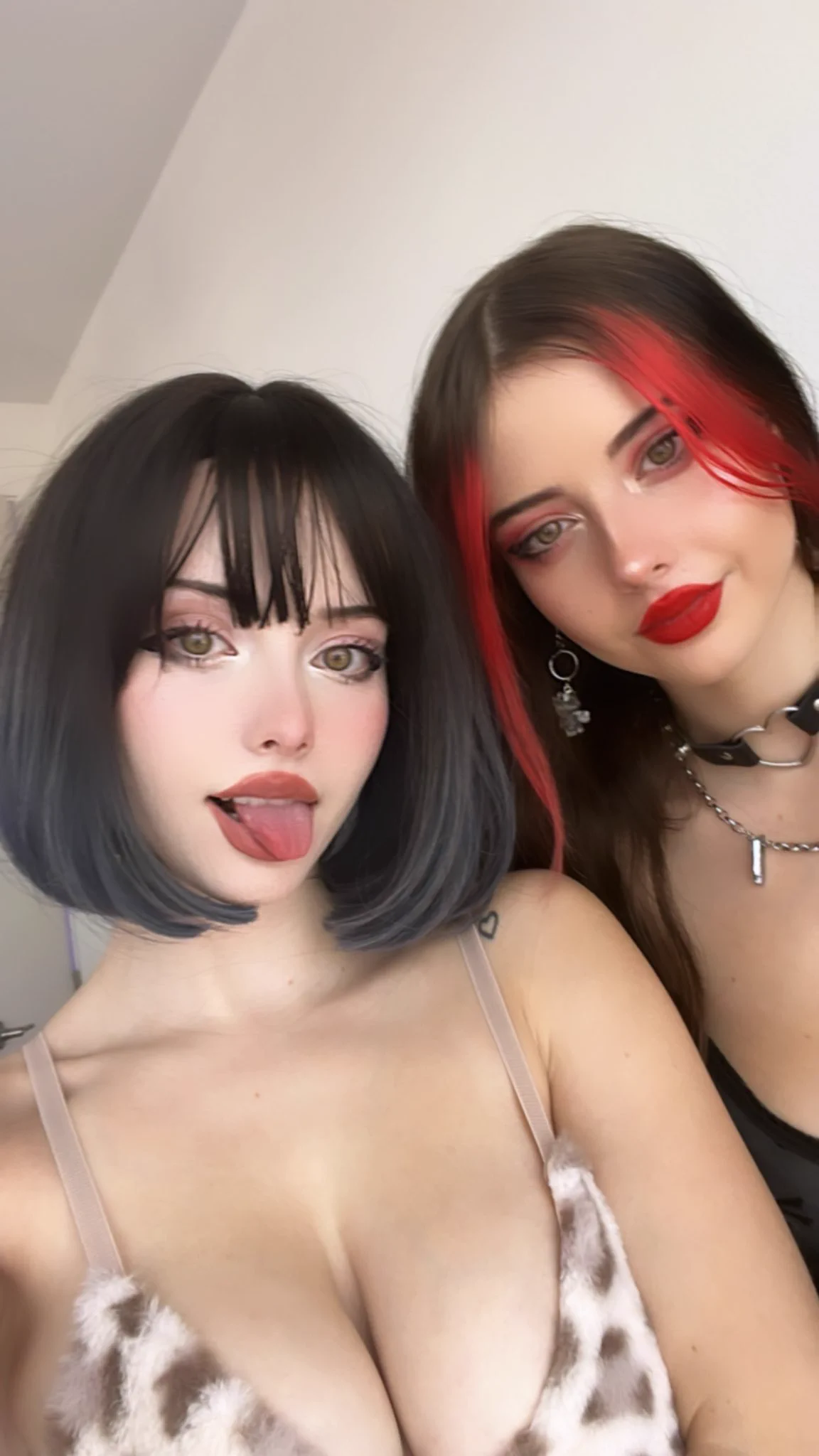 TWIN VS TWIN SHOWDOWN THIS SATURDAY AT 6pm PST! #AntsQueenLive #AD #TheAntsJoin my alliance and help me win! https://t.co/BWPySSn7Ev https://t.co/mDhcwc6NhC