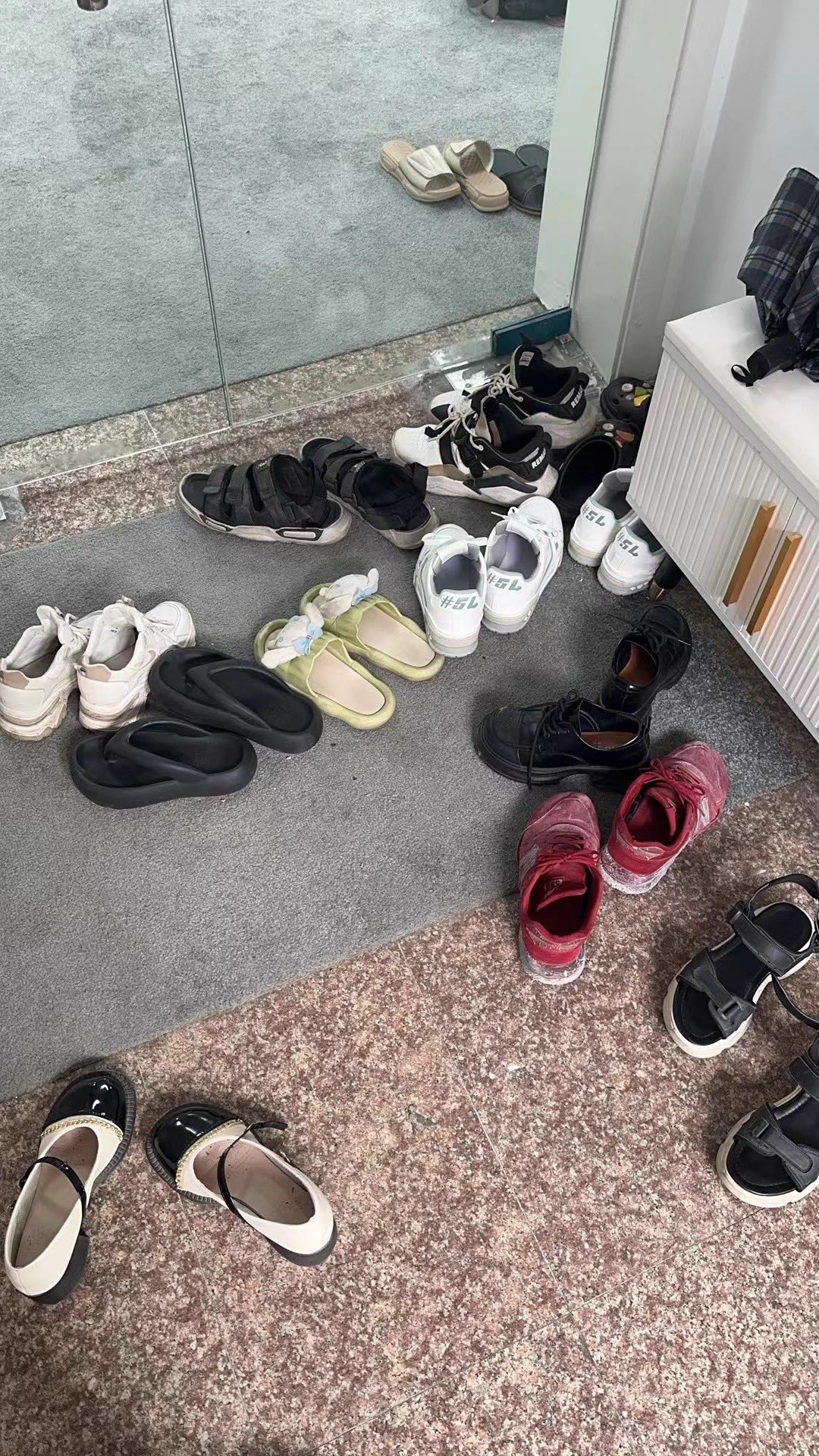 美女大学生拍写真 马丽珍鞋里的脚泥清晰可见 https://t.co/wh55j71mMo