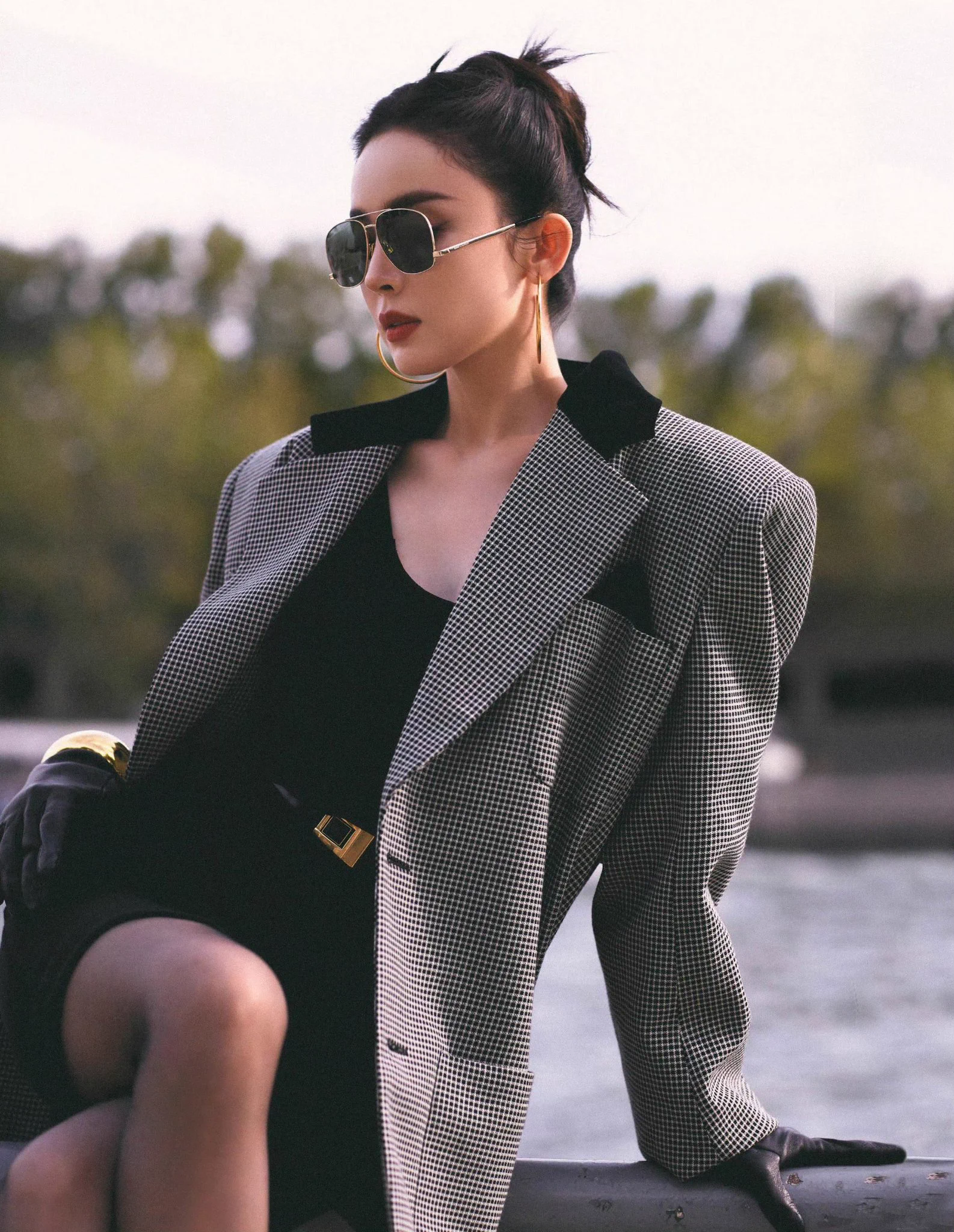 说实话还是差点意思，丝袜和美腿都挺好的，把衣服和高跟鞋换一下，墨镜去了！娜扎还需继续努力啊 https://t.co/Bd54v0Q4ge