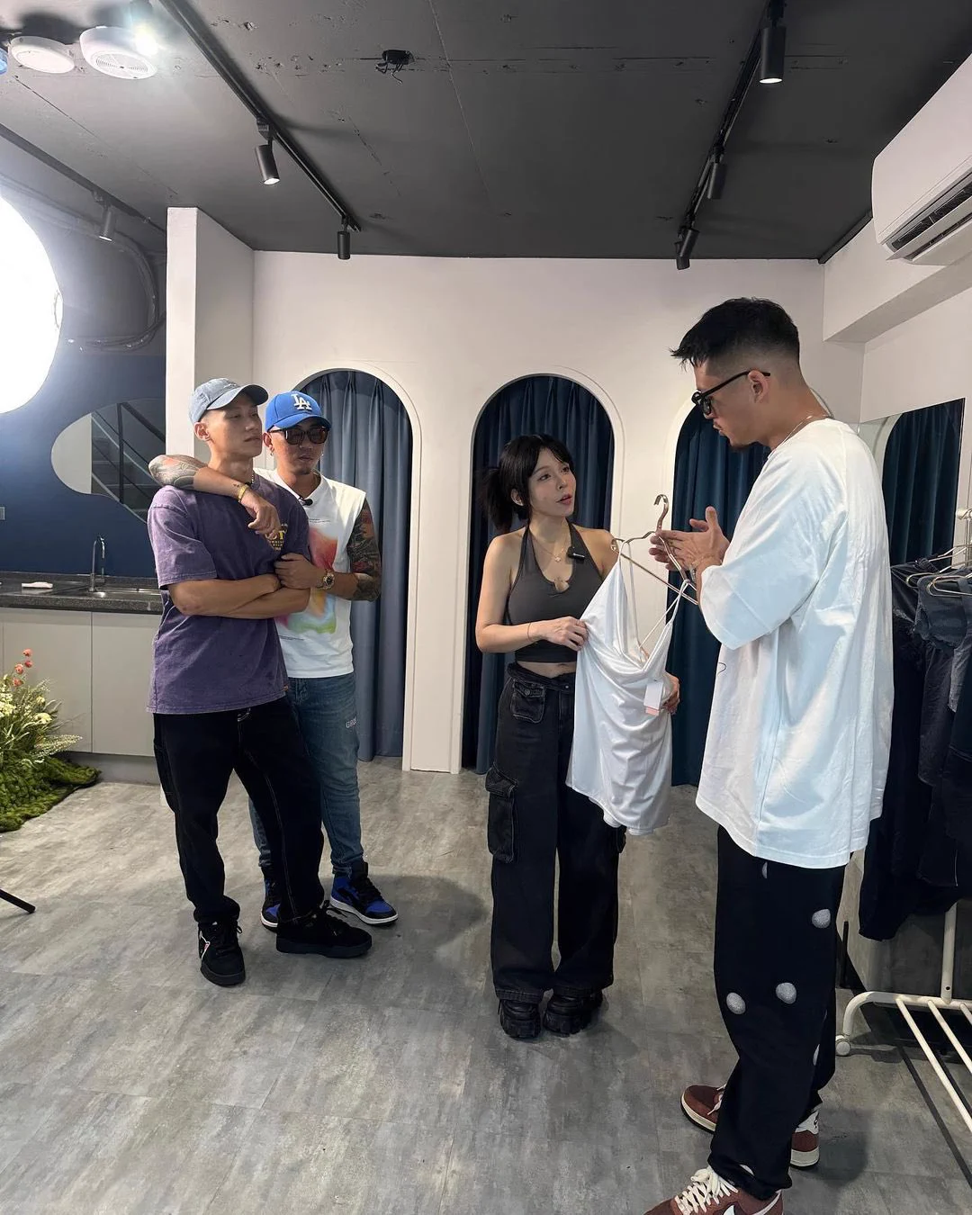 第一次多人..有點crazy 1v4實在有點hold不住ㄚ(&gt;﹏&lt;)之後會放在YouTubeㄉ一日女友系列記得鎖定嗷嗷Youtube🔍Mandi香菱#阿夫#阿法#馬克#艾蜜莉#兄弟狠色#mandi香菱#一日女友系列 https://t.co/ryYcLlVcTM