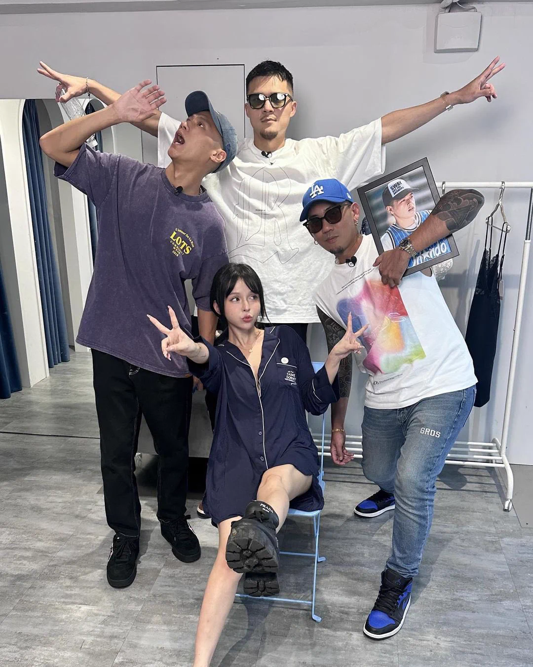 第一次多人..有點crazy 1v4實在有點hold不住ㄚ(&gt;﹏&lt;)之後會放在YouTubeㄉ一日女友系列記得鎖定嗷嗷Youtube🔍Mandi香菱#阿夫#阿法#馬克#艾蜜莉#兄弟狠色#mandi香菱#一日女友系列 https://t.co/ryYcLlVcTM