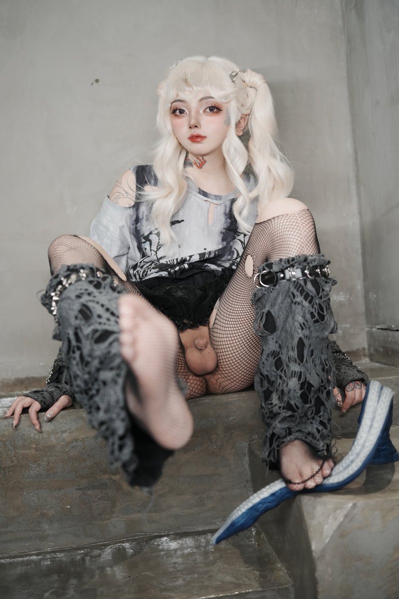 “连我的脚都想舔吗~今天服务客人们已经穿了一天的高跟鞋了呢♡
呀♡居然更兴奋了吗~那就允许你卑贱的跪下来~给我的脚舔干净吧~♡♡♡”

#伪娘 #女装子 #男の娘 #crossdresser #sissy #cd https://t.co/BhvHqDO6aZ