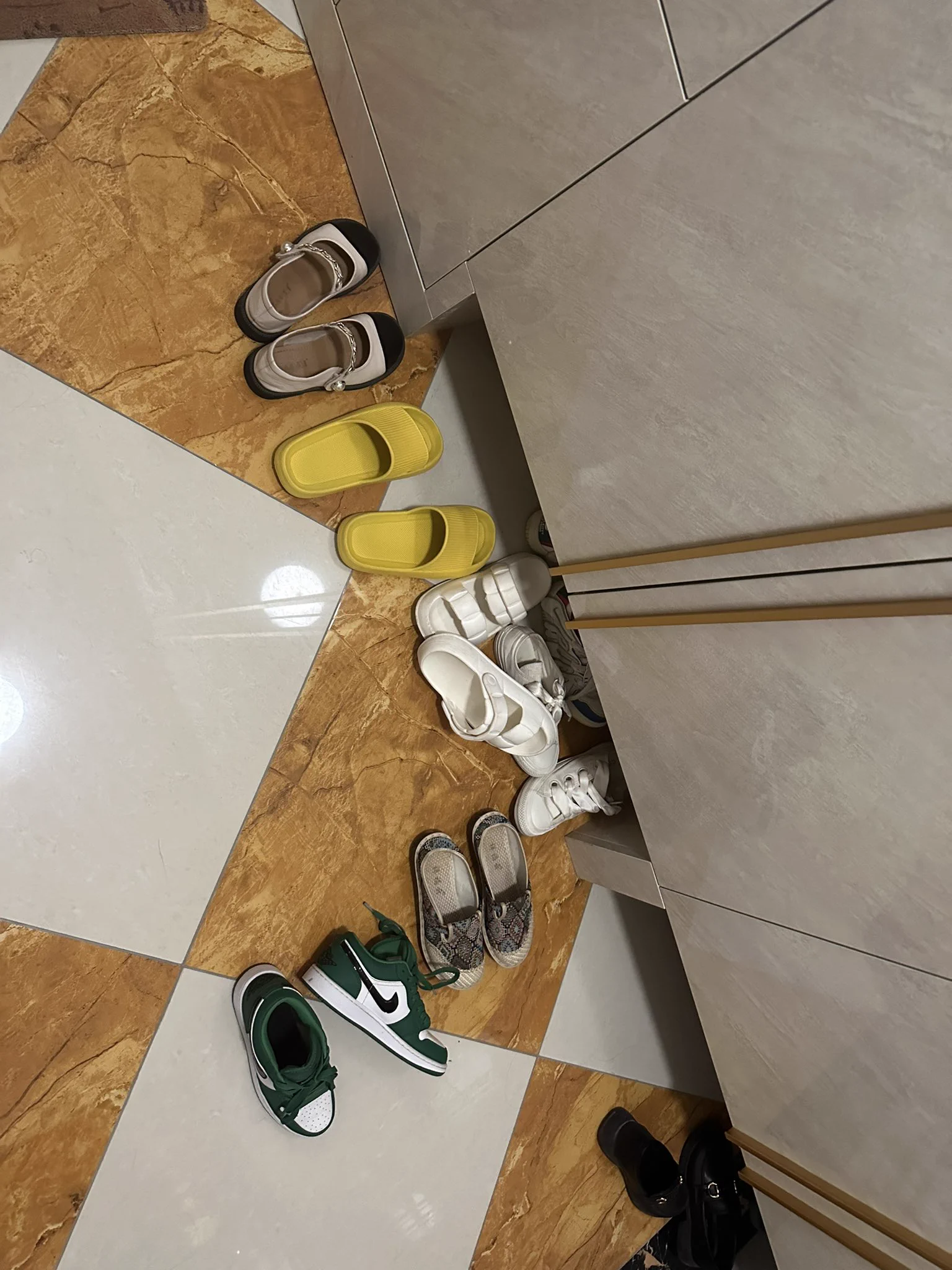 观察了很久的一家 是个正在上初中的瘦高小妹 夏天还会把棉袜塞在鞋里 入秋了就没有塞过了，不过青春期女孩确实爱出汗 新的aj1湿乎乎的 玛丽珍鞋很戳我xp #原味 #扫楼 https://t.co/nu4aotZgsx