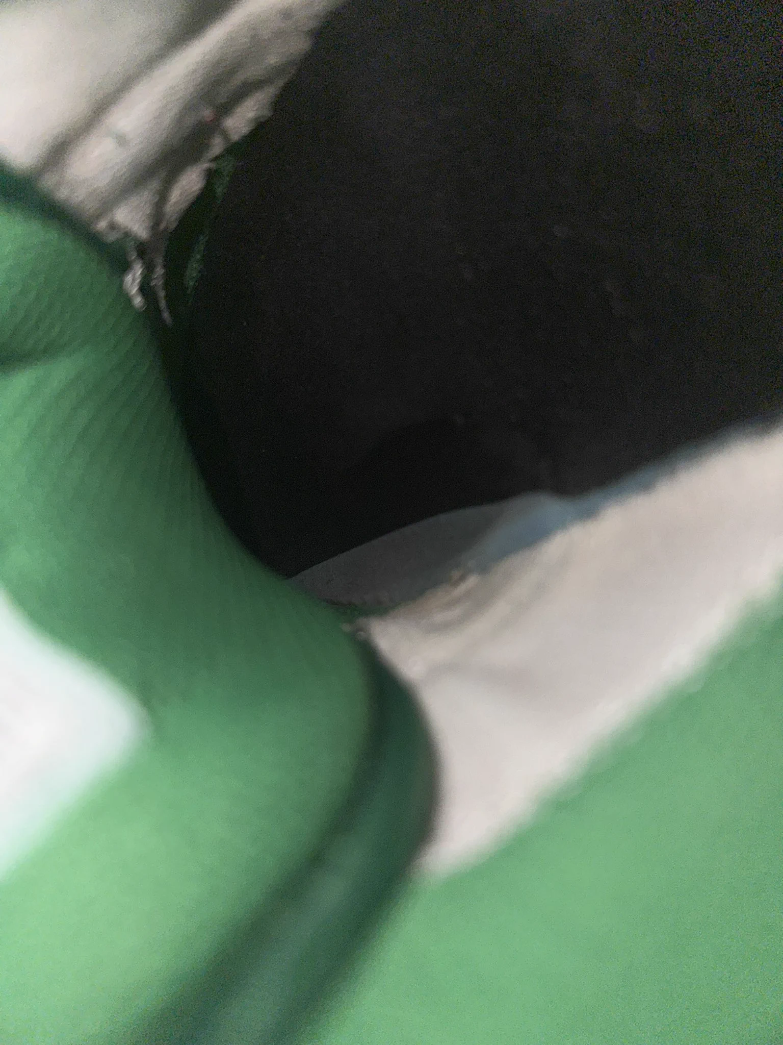 观察了很久的一家 是个正在上初中的瘦高小妹 夏天还会把棉袜塞在鞋里 入秋了就没有塞过了，不过青春期女孩确实爱出汗 新的aj1湿乎乎的 玛丽珍鞋很戳我xp #原味 #扫楼 https://t.co/nu4aotZgsx
