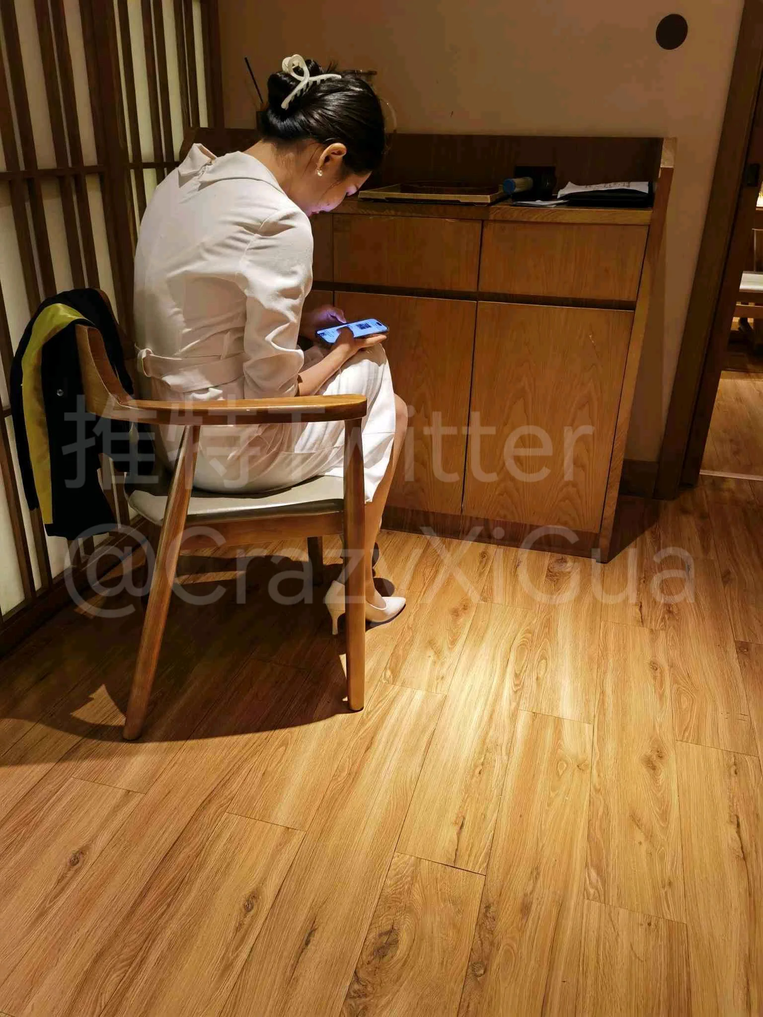 学生兼职主持小姐姐，还有4张图和一个视频，各位看官凑合看！#街拍 #丝袜 https://t.co/g12AyFCHhr